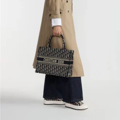 Alternative view of Medium Book Tote 36 cm