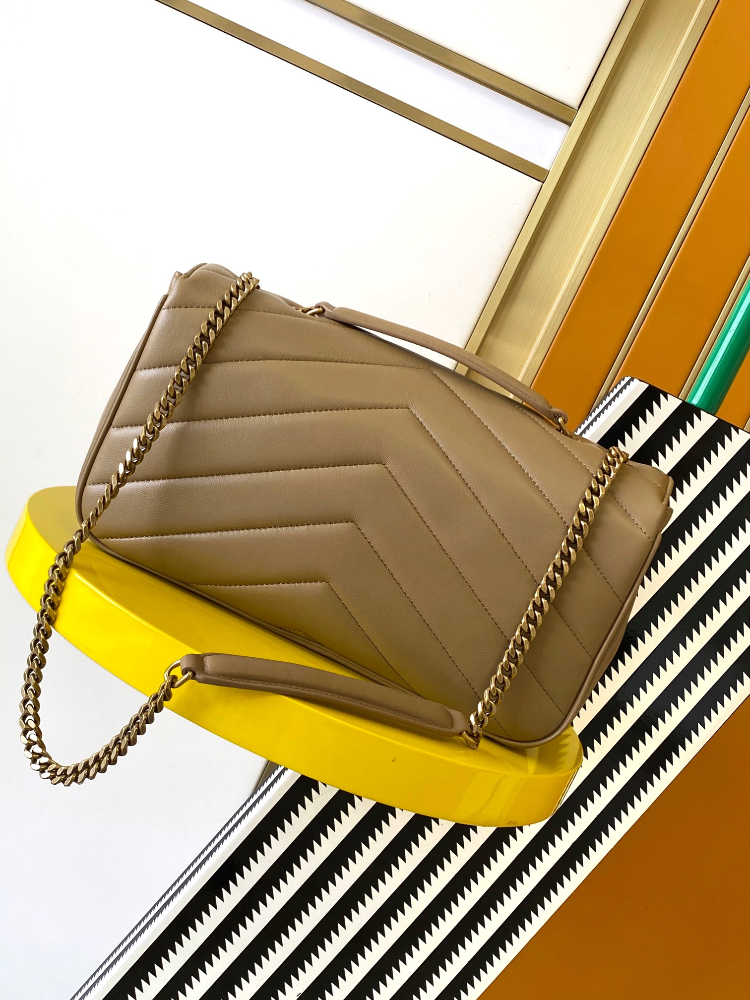 Medium LouLou Hellbraun und Gold – Bild 5