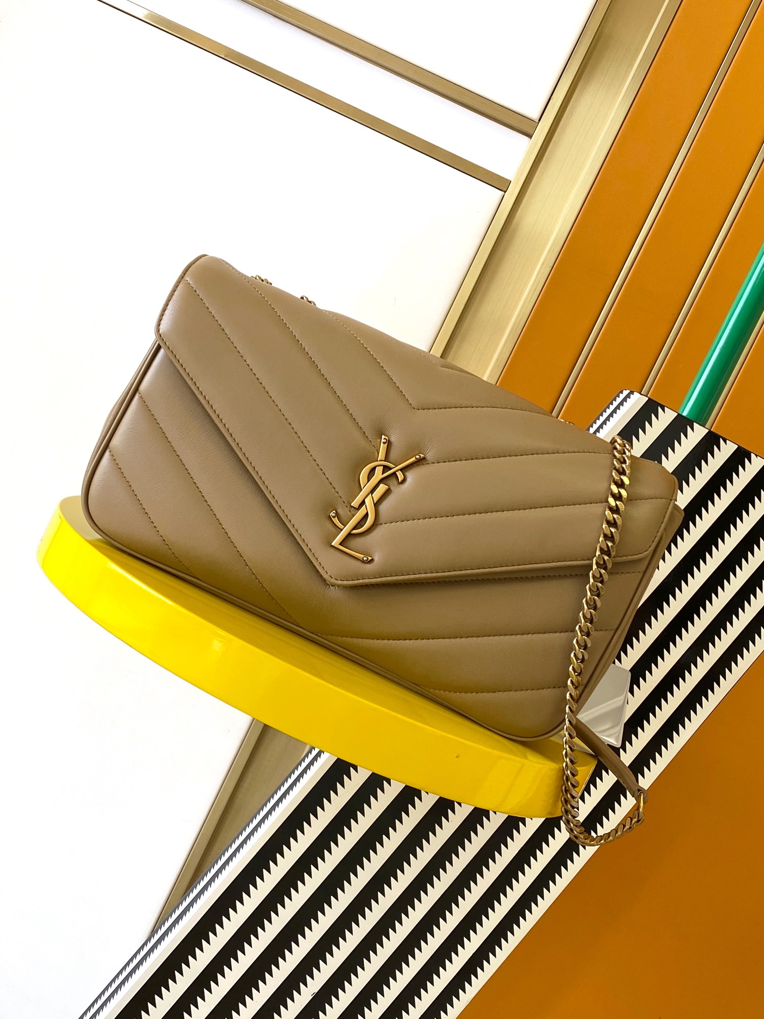 Medium LouLou Hellbraun und Gold – Bild 3