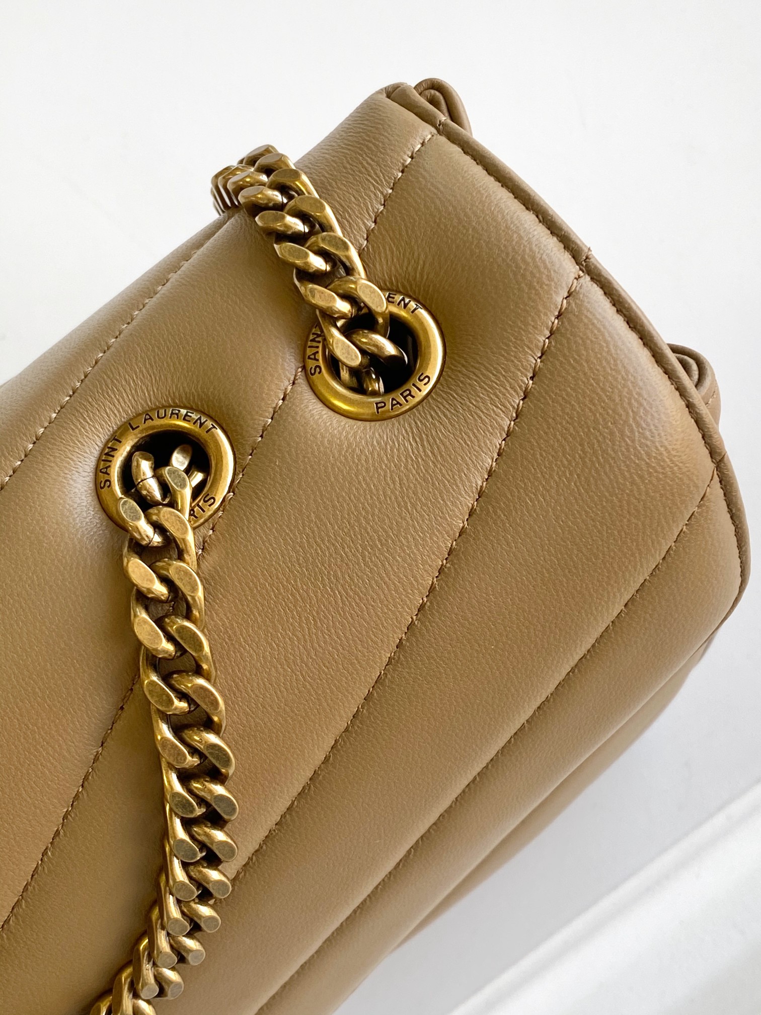 Medium LouLou Hellbraun und Gold – Bild 8