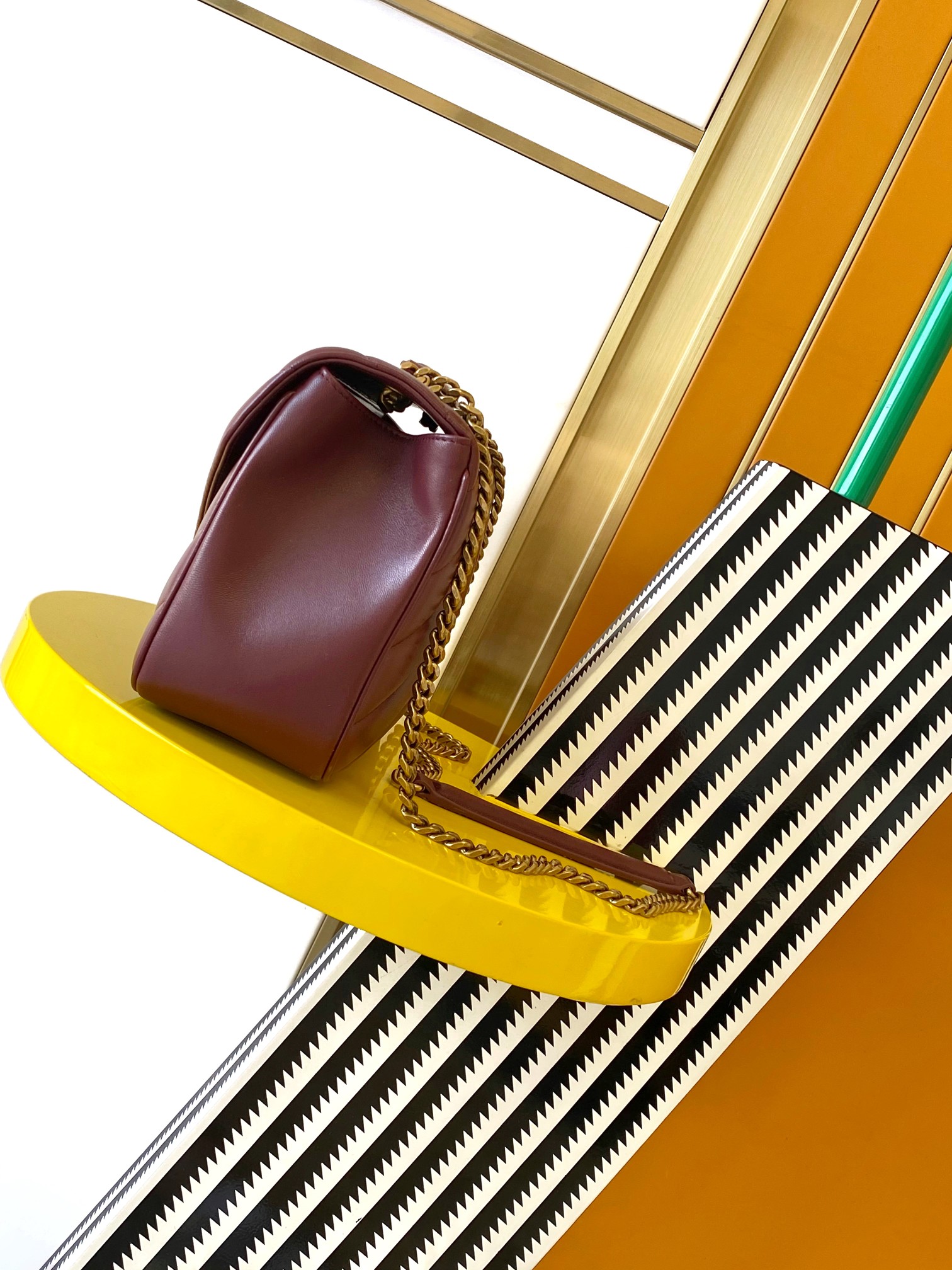 Medium LouLou Burgunderrot und Gold – Bild 11