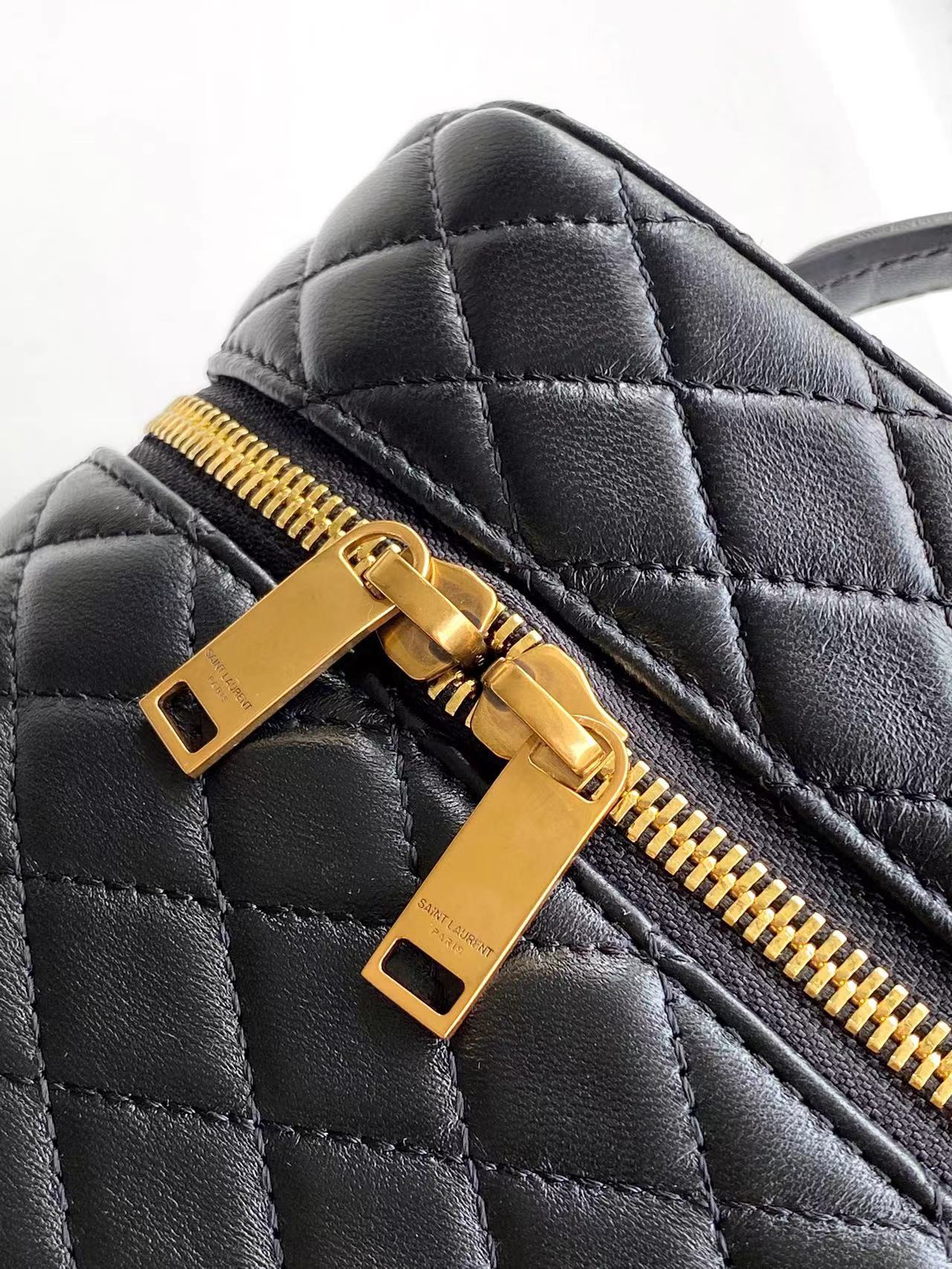 Gaby Vanity Bag Schwarz und Gold – Bild 8