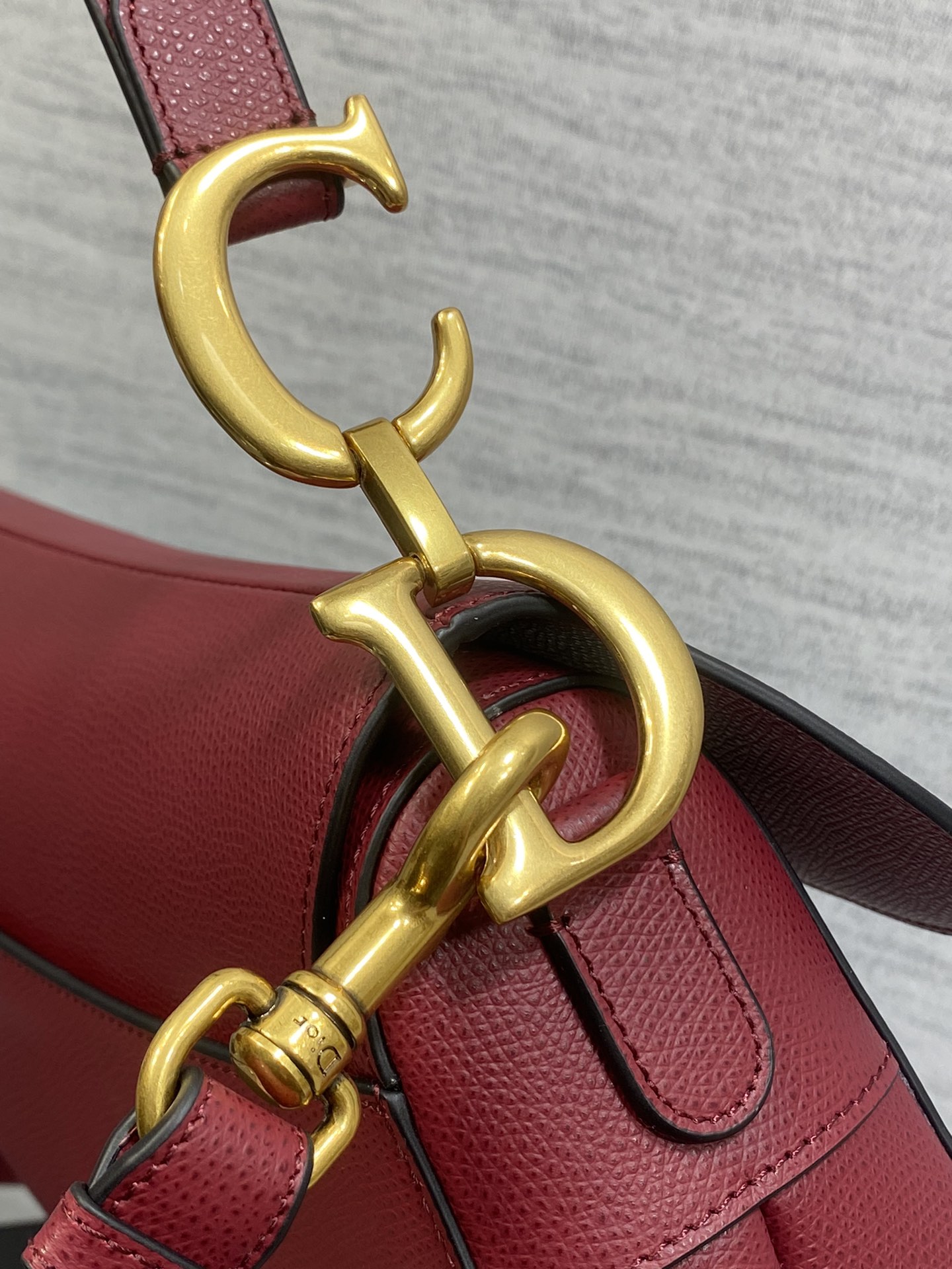 Saddle Genarbtes Kalbsleder Bordeaux – Bild 8