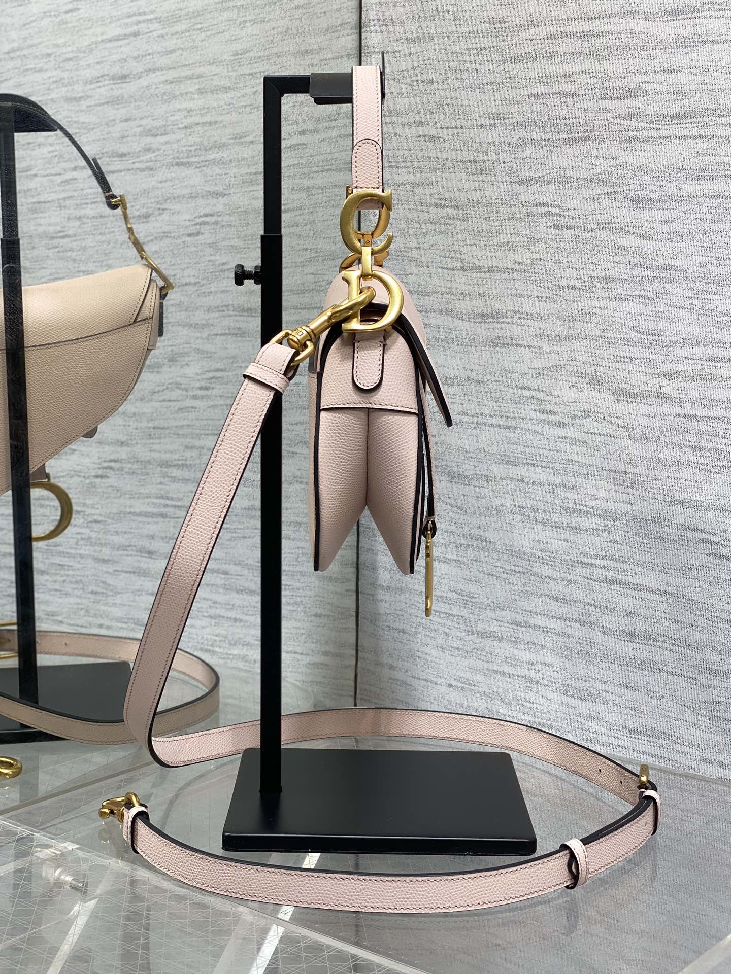 Mini Saddle Genarbtes Kalbsleder Puderrosa – Bild 5