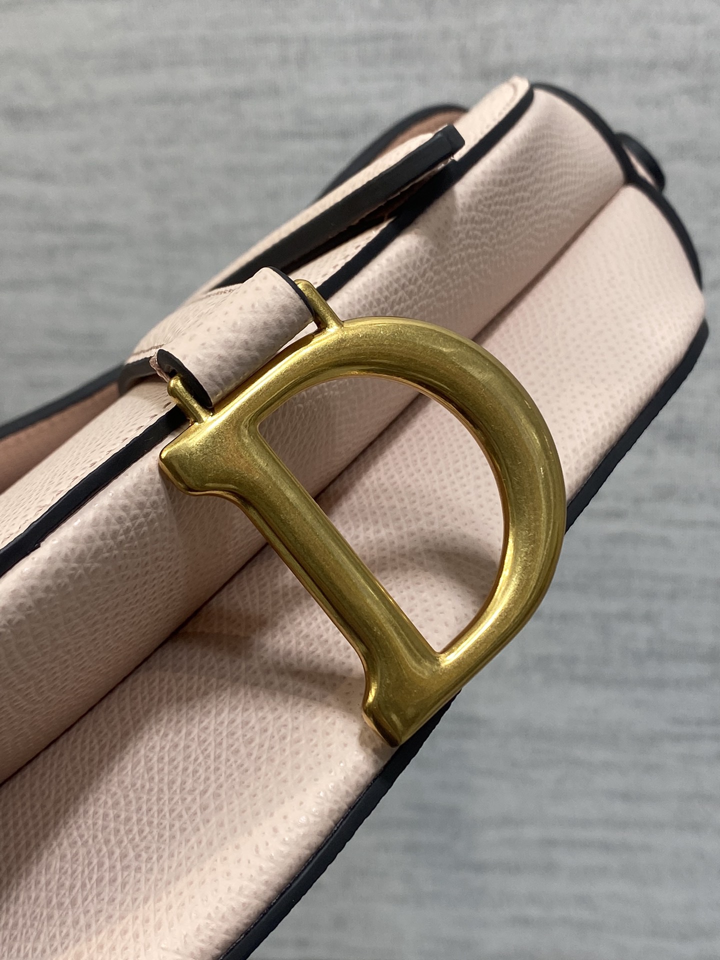 Mini Saddle Genarbtes Kalbsleder Puderrosa – Bild 8