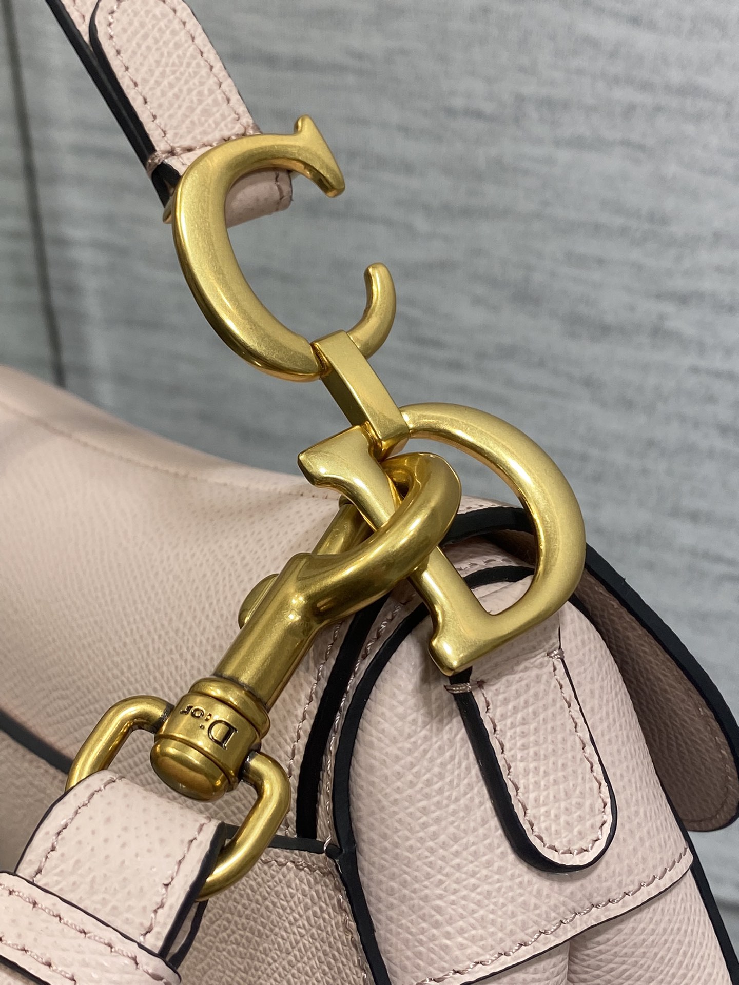 Mini Saddle Genarbtes Kalbsleder Puderrosa – Bild 10