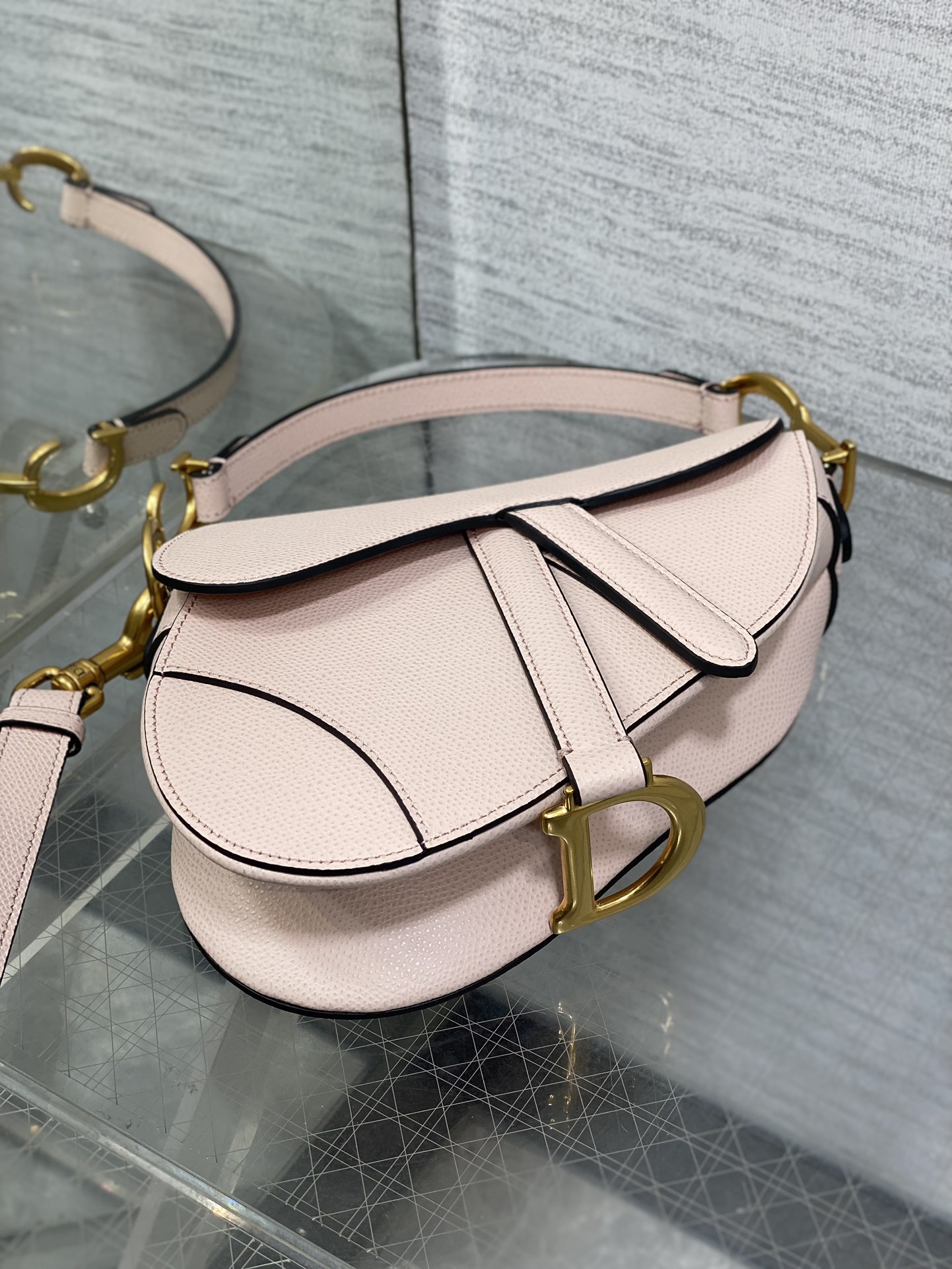 Mini Saddle Genarbtes Kalbsleder Puderrosa – Bild 6