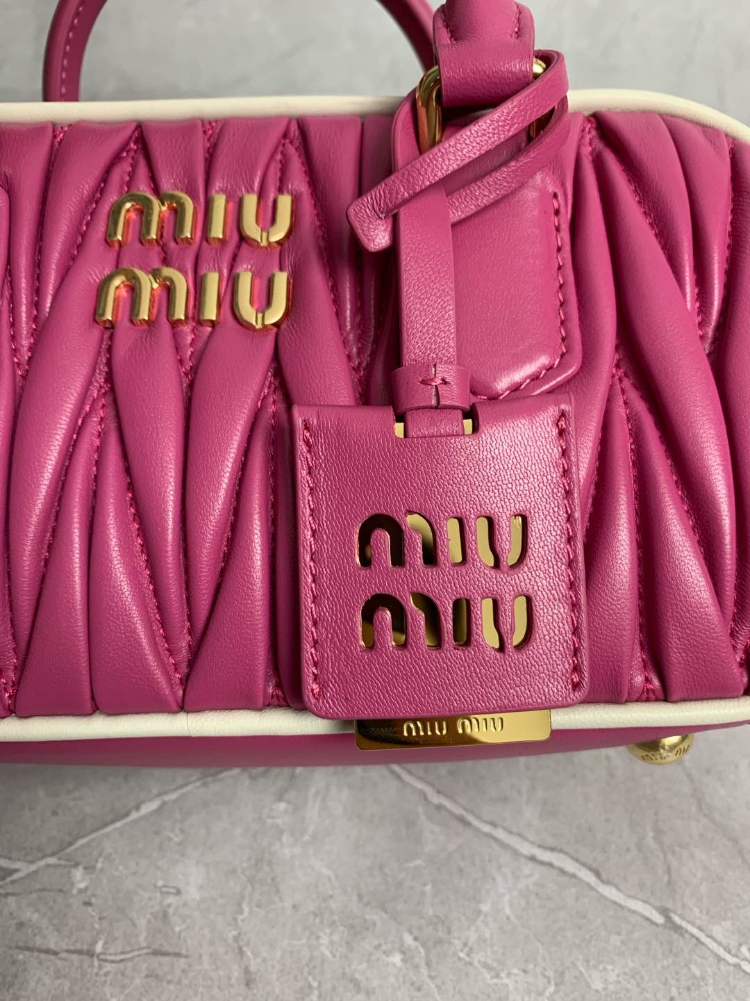 Arcadie Tasche Aus Matelassé Nappaleder Fuchsia Weiss – Bild 10