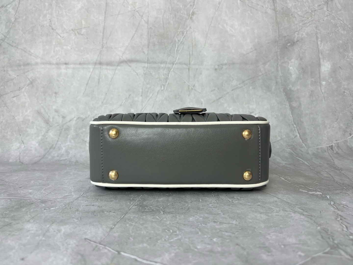 Arcadie Tasche Aus Matelassé Nappaleder Grau Weiß – Bild 4