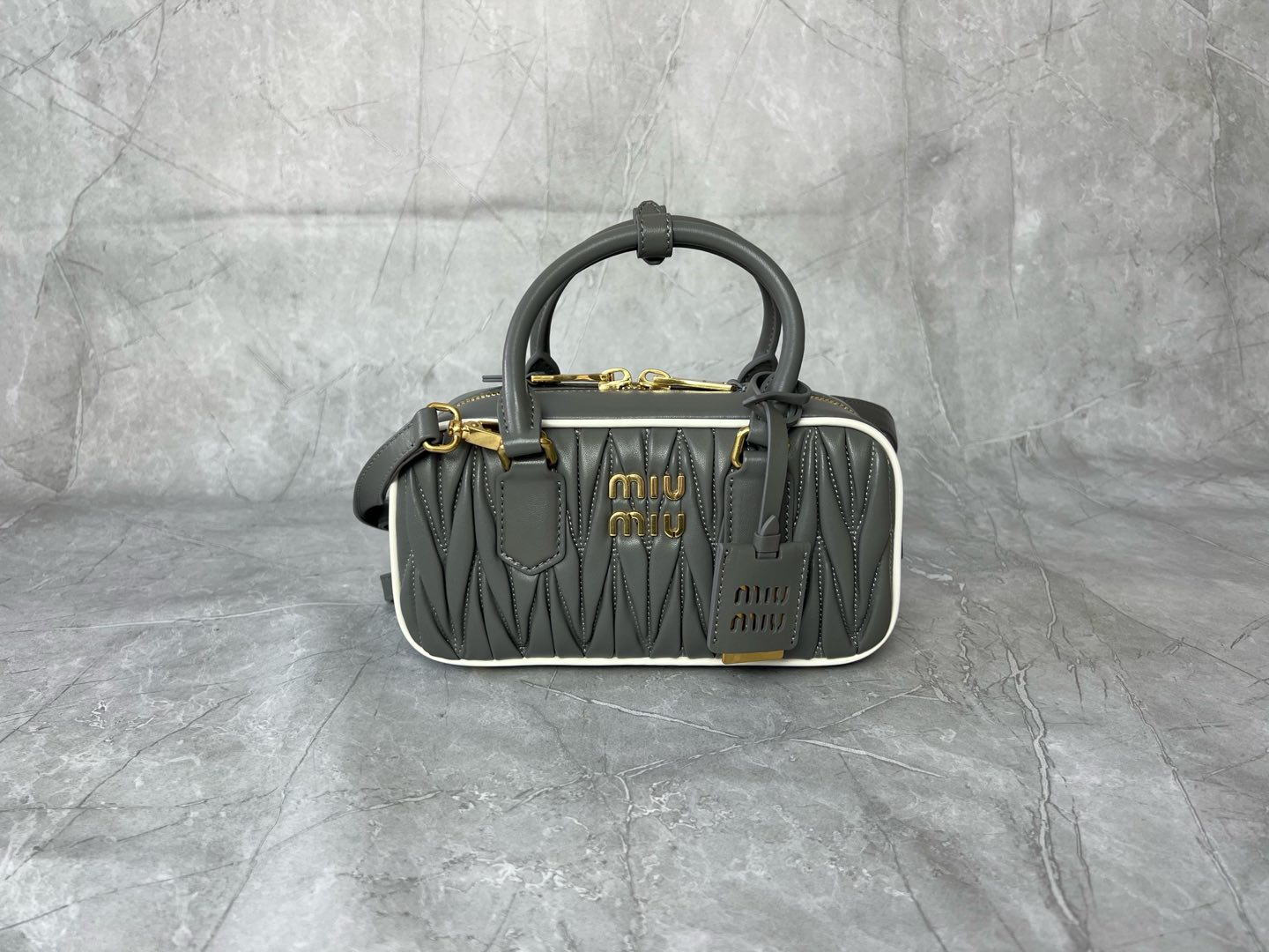 Arcadie Tasche Aus Matelassé Nappaleder Grau Weiß – Bild 3