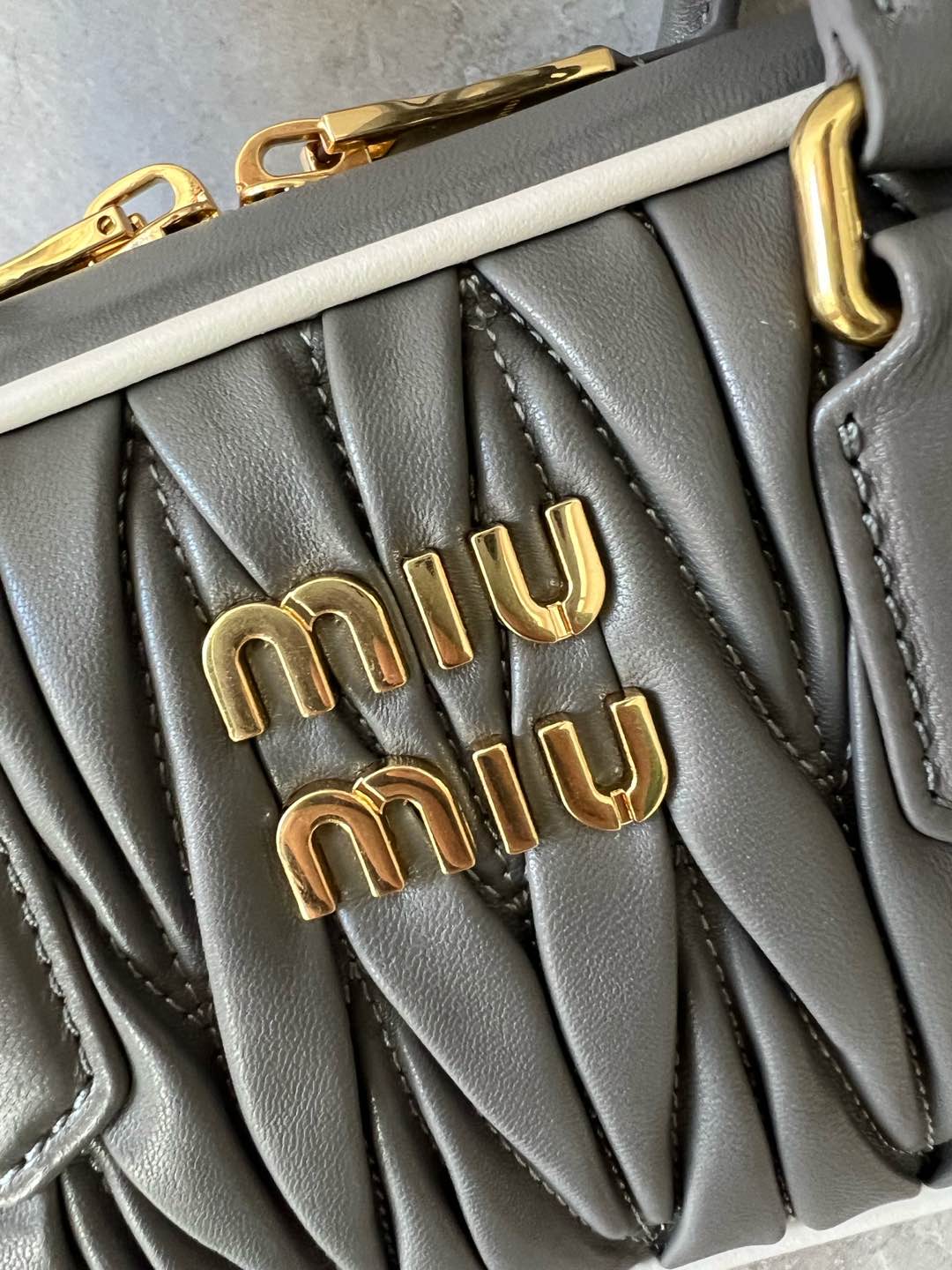 Arcadie Tasche Aus Matelassé Nappaleder Grau Weiß – Bild 11