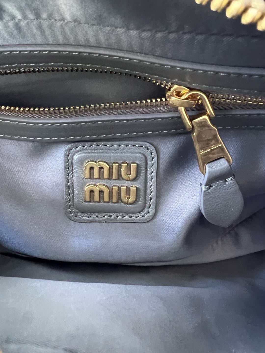 Arcadie Tasche Aus Matelassé Nappaleder Grau Weiß – Bild 9