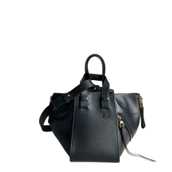 Kompakte Hammock Tasche Aus Weichem Genarbtem Kalbsleder Goldfarbenem Metall Schwarz 19.5×14x21cm