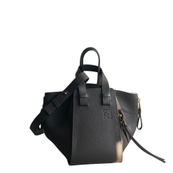 Kompakte Hammock Tasche Aus Weichem Genarbtem Kalbsleder Goldfarbenem Metall Gehämmerter Rauch 19.5×14x21cm