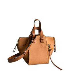 Kompakte Hammock Tasche Aus Weichem Genarbtem Kalbsleder Goldfarbenem Metall Hellbraun 19.5×14x21cm