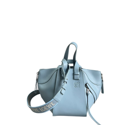 Kompakte Hammock Tasche Aus Weichem Genarbtem Kalbsleder Silberfarben Metall  Himmelblau 20.8x19.5x14.4cm