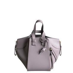 Kompakte Hammock Tasche Aus Weichem Genarbtem Kalbsleder Goldfarbenem Metall Fliederfarben 20.8x19.5x14.4cm