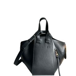 Kleine Hammock Tasche Aus Weichem Genarbtem Kalbsleder Goldfarbenem Metall Schwarz 29x14x26cm