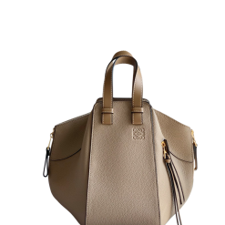 Kleine Hammock Tasche Aus Weichem Genarbtem Kalbsleder Goldfarbenem Metall Haselnuss 29x14x26cm