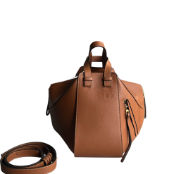 Kleine Hammock Tasche Aus Weichem Genarbtem Kalbsleder Goldfarbenem Metall Braun 29x14x26cm