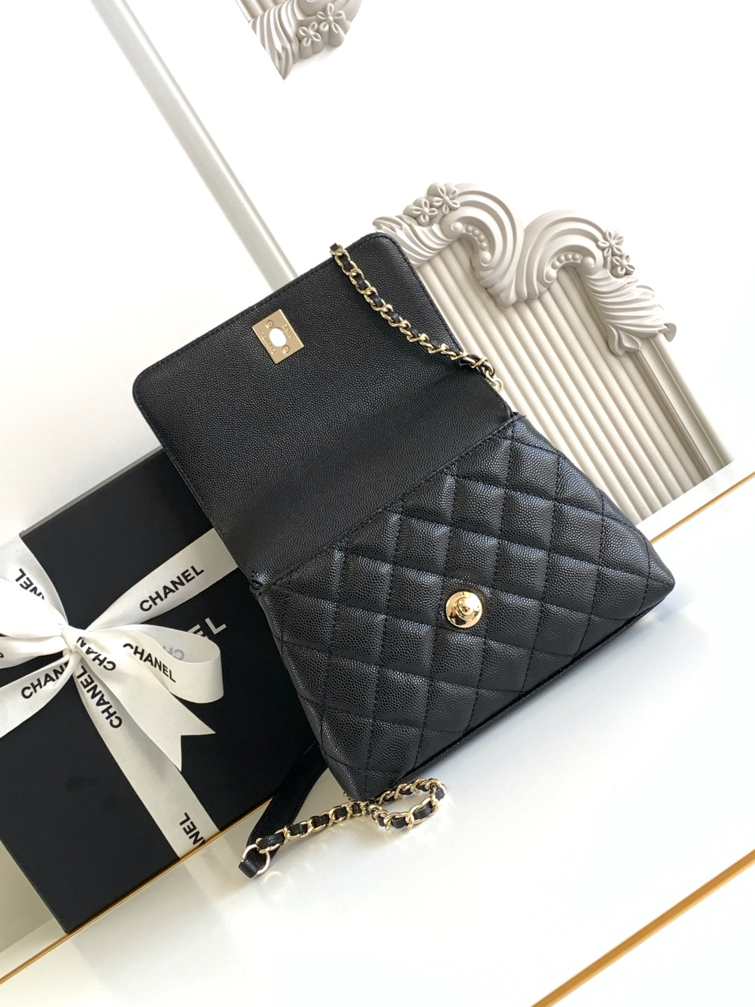 Coco Henkeltasche Lammleder Goldfarbenem Metall Schwarz Rotwein – Bild 7