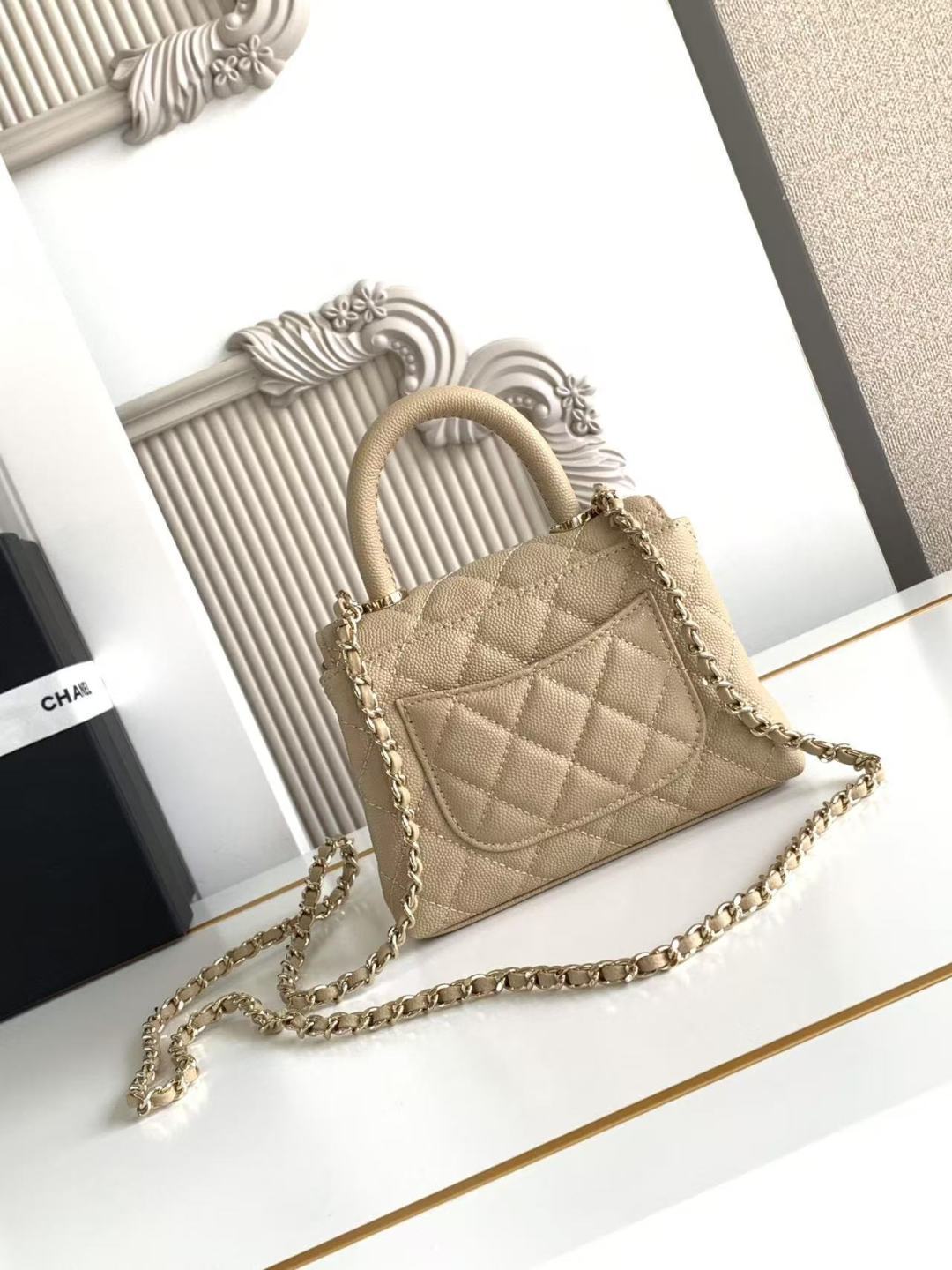 Mini Coco Henkeltasche Lammleder Goldfarbenem Metall Hellbraun – Bild 4