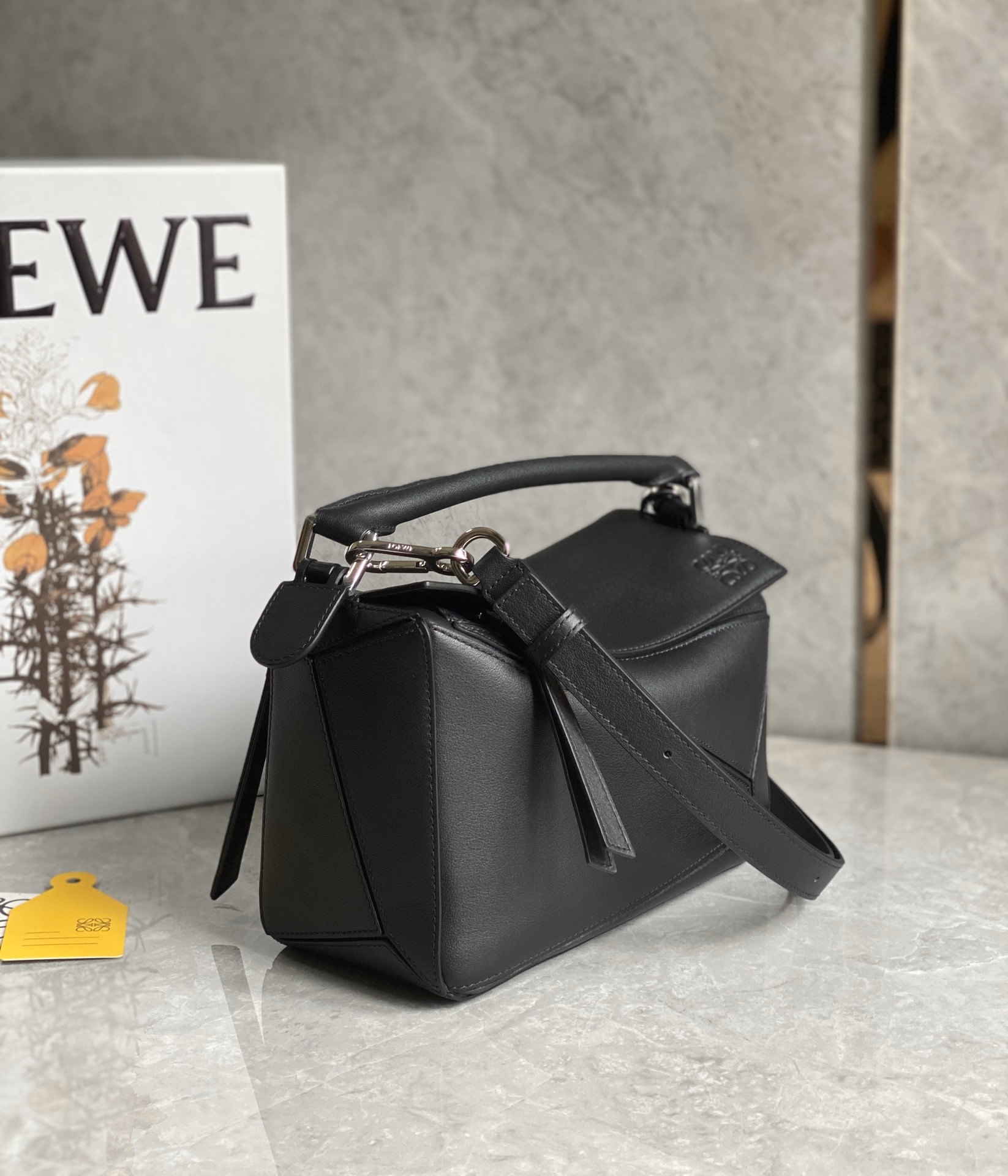 Kleine Puzzle Tasche Aus Weichem Genarbtem Kalbsleder Silberfarben Metall Tintenfischtinte – Bild 6