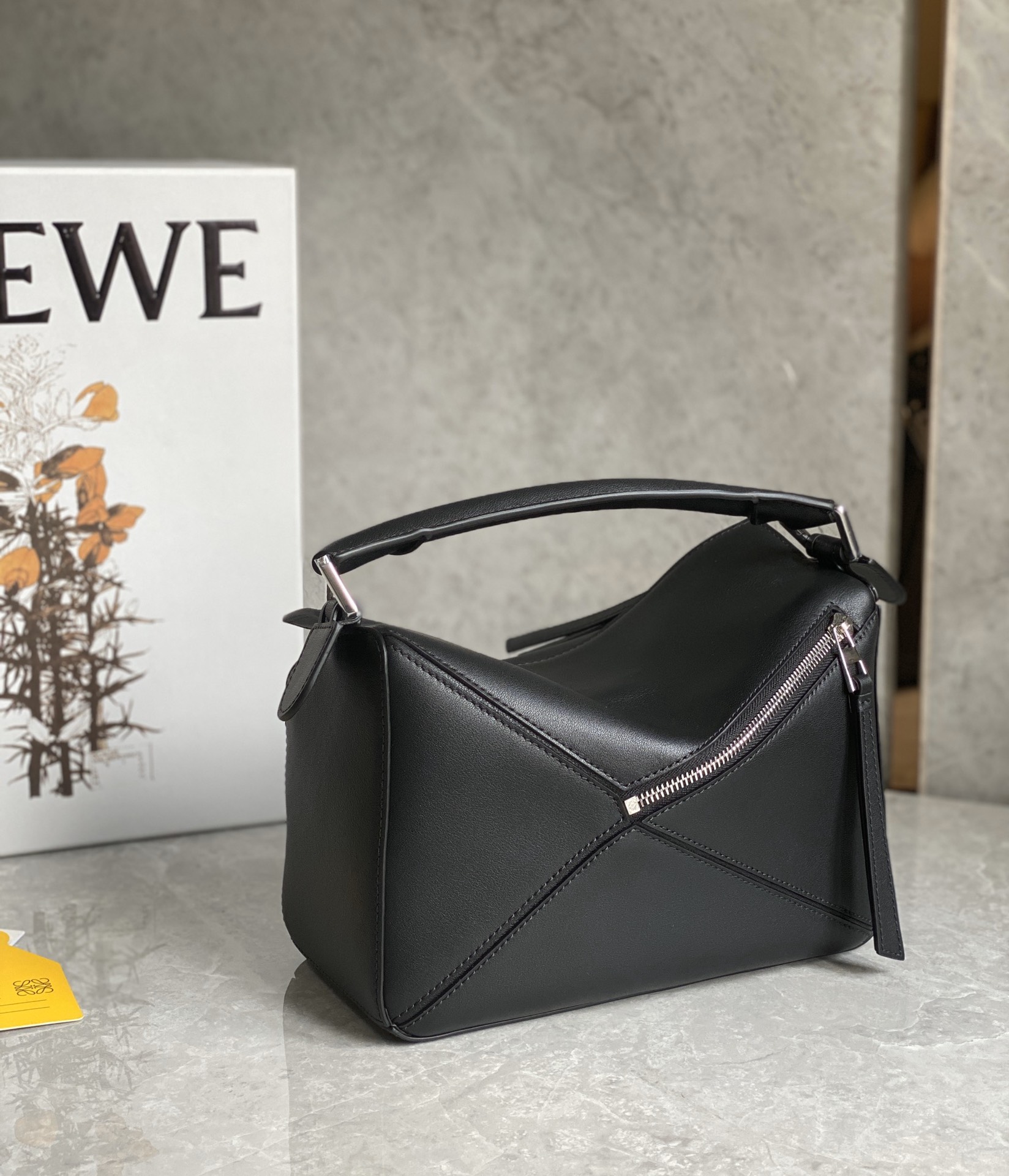 Kleine Puzzle Tasche Aus Weichem Genarbtem Kalbsleder Silberfarben Metall Tintenfischtinte – Bild 4