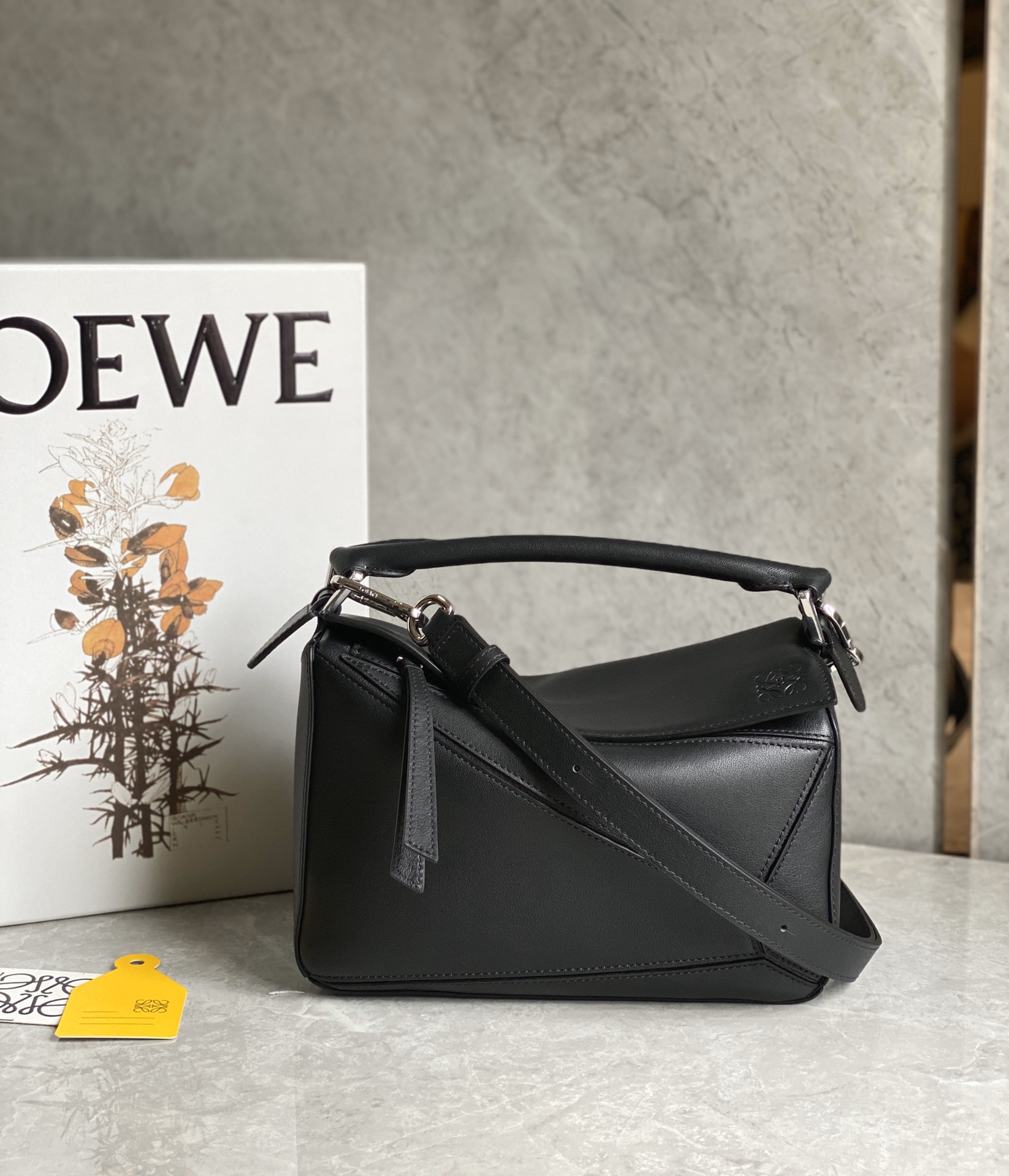 Kleine Puzzle Tasche Aus Weichem Genarbtem Kalbsleder Silberfarben Metall Tintenfischtinte – Bild 3
