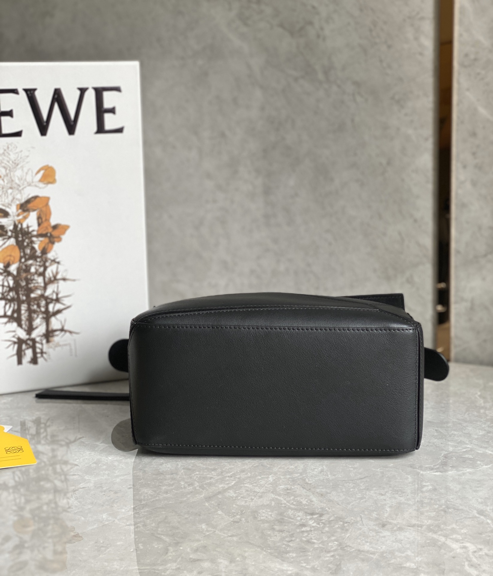 Kleine Puzzle Tasche Aus Weichem Genarbtem Kalbsleder Silberfarben Metall Tintenfischtinte – Bild 5