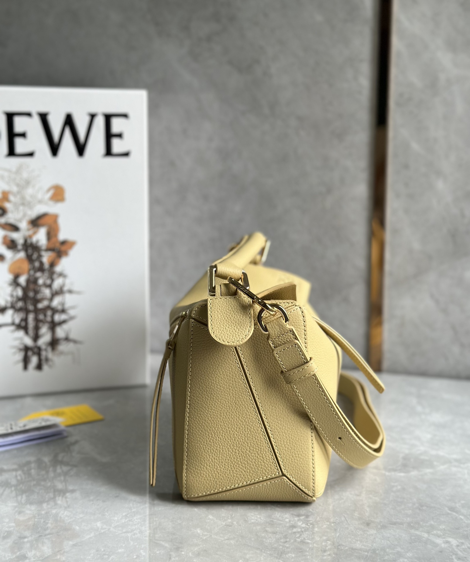 Kleine Puzzle Tasche Aus Weichem Genarbtem Kalbsleder Goldfarbenem Metall Kanariengelb – Bild 5