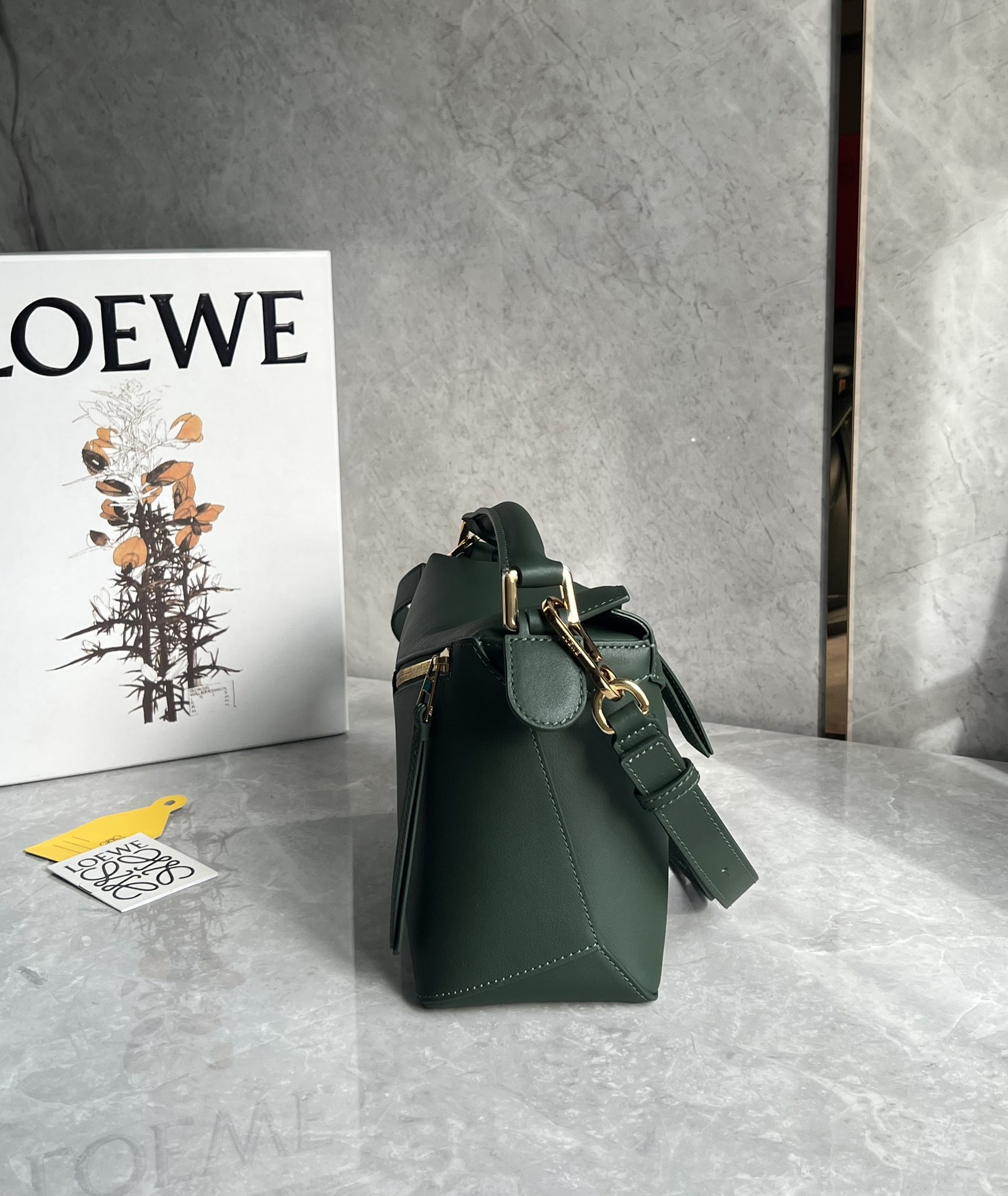 Kleine Puzzle Tasche Aus Weichem Genarbtem Kalbsleder Goldfarbenem Metall Militärgrün – Bild 9