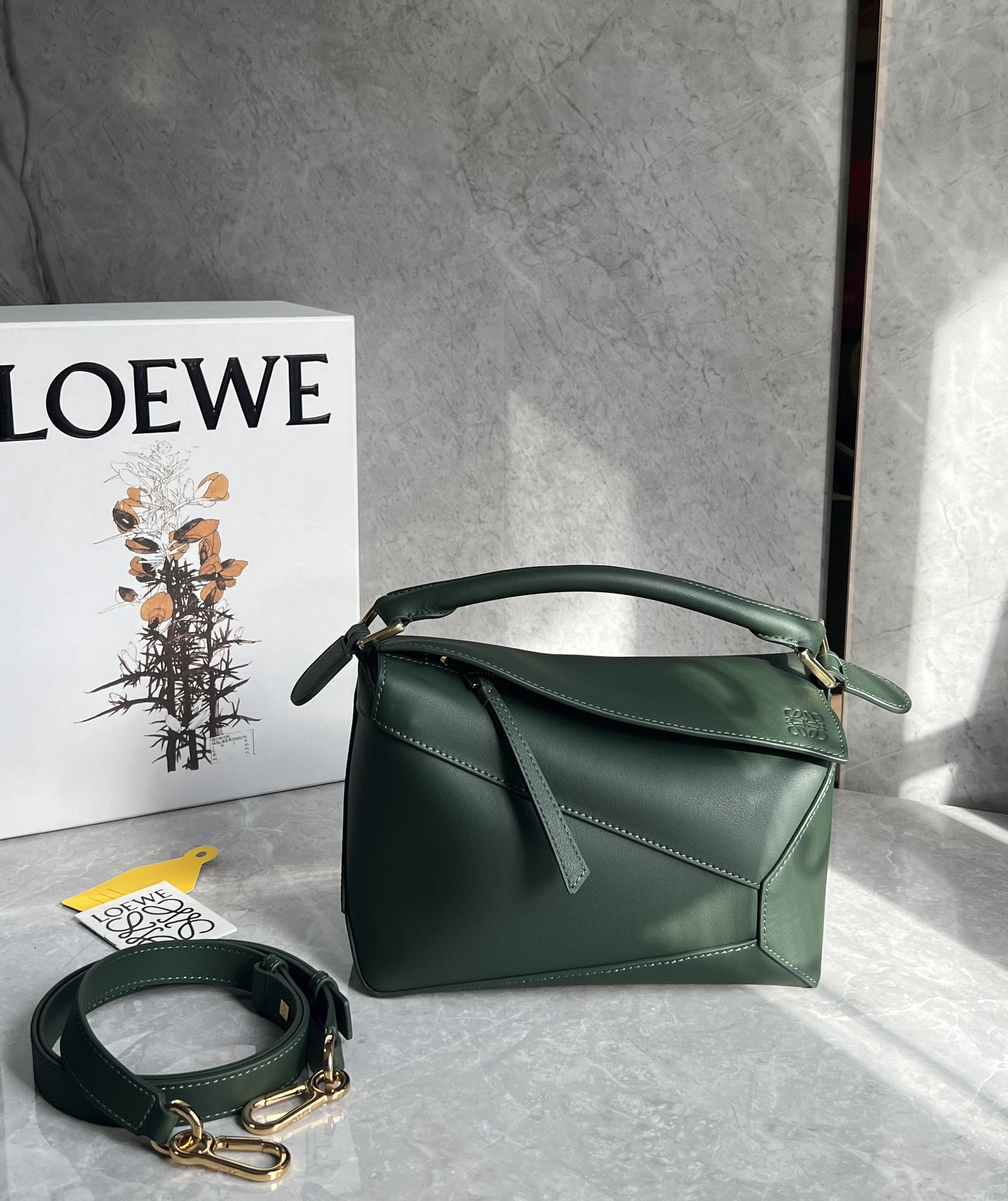 Kleine Puzzle Tasche Aus Weichem Genarbtem Kalbsleder Goldfarbenem Metall Militärgrün – Bild 5