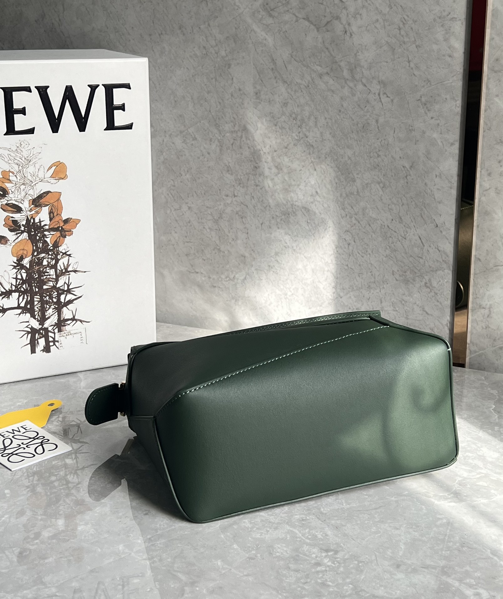 Kleine Puzzle Tasche Aus Weichem Genarbtem Kalbsleder Goldfarbenem Metall Militärgrün – Bild 6
