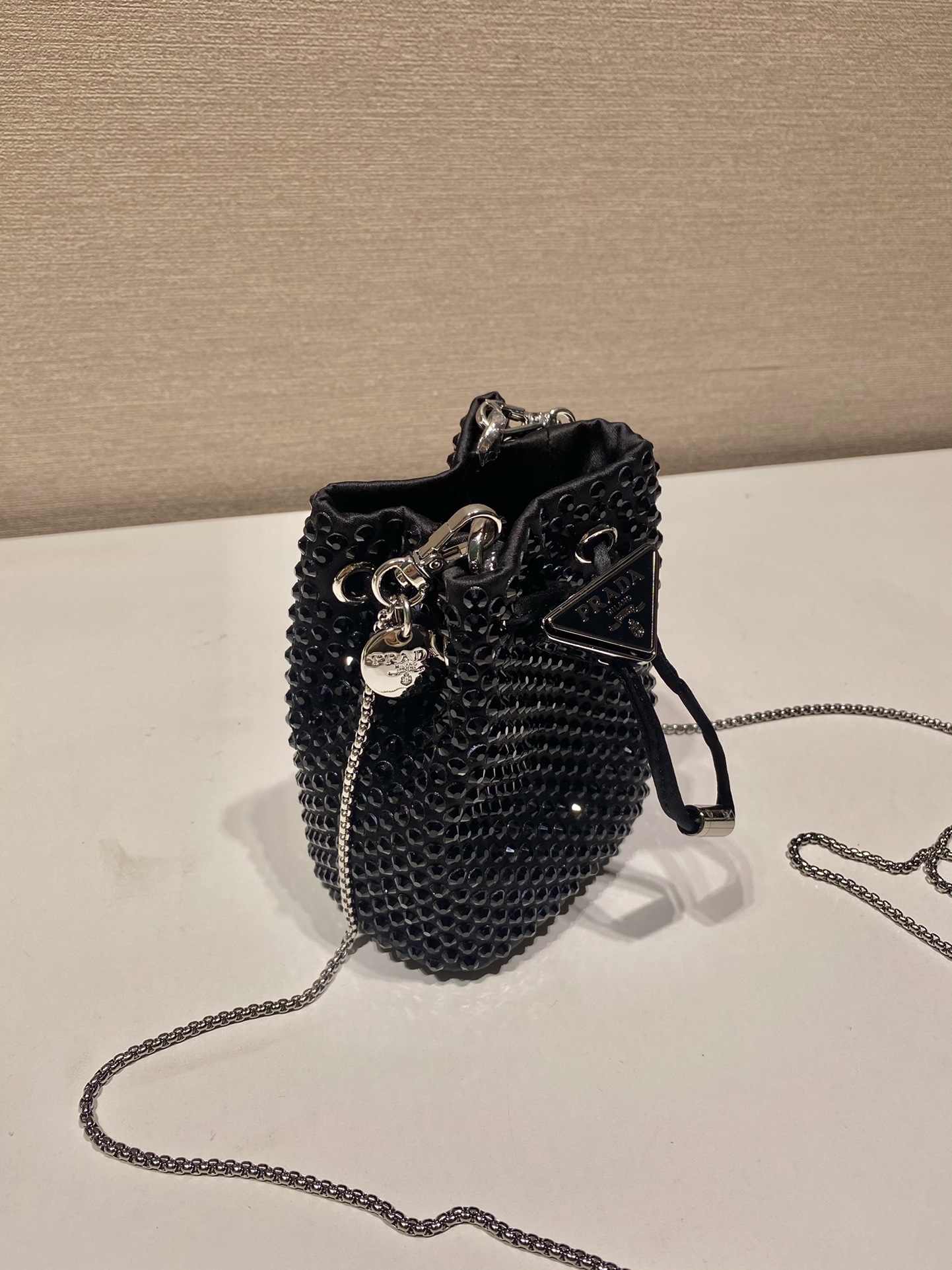 Galleria Mini Bag Aus Satin Mit Kristallen Schwarz – Bild 4