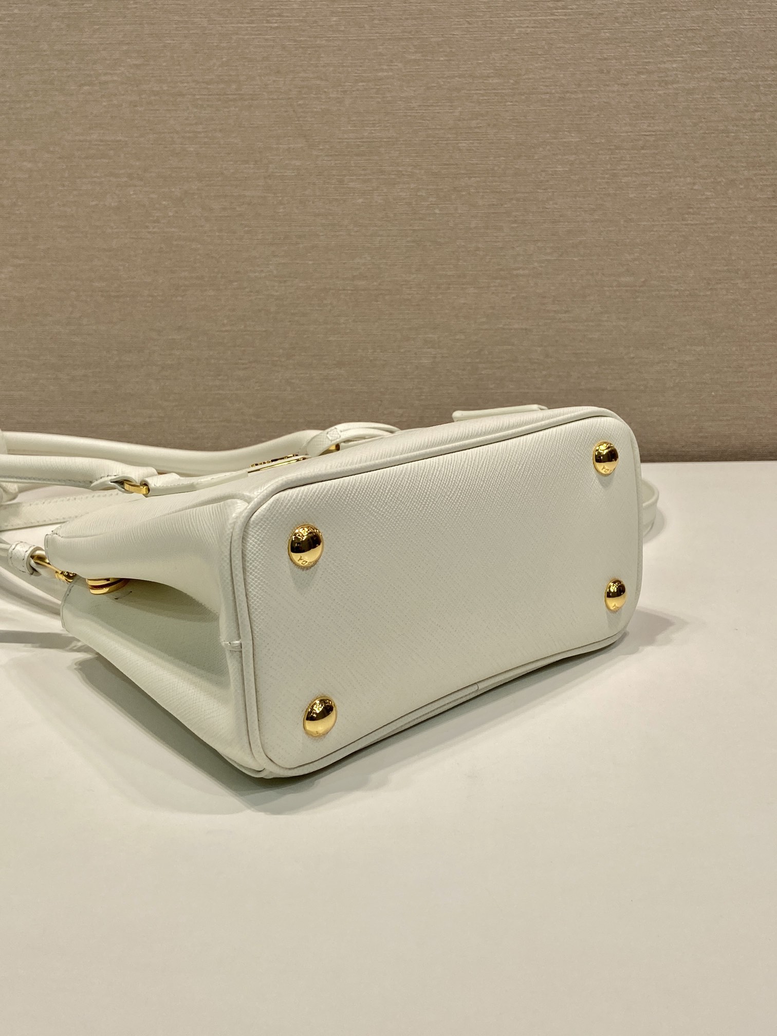 Galleria Mini Bag Aus Saffiano-Leder Weiss – Bild 7