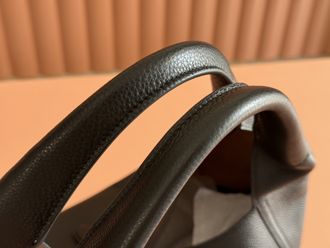 Softbit Maxi Schultertasche Schwarzes Genarbtes Leder – Bild 7