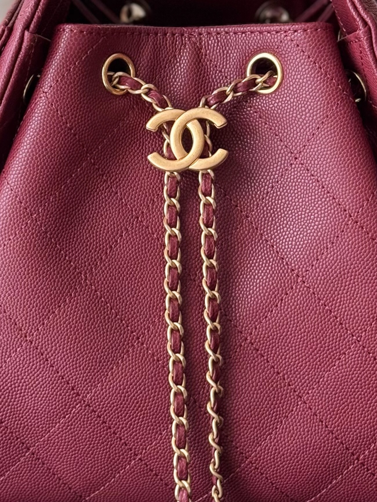 Kleine 25 Tasche Genarbtes Kalbsleder Goldfarbenes Metall Bordeaux – Bild 5