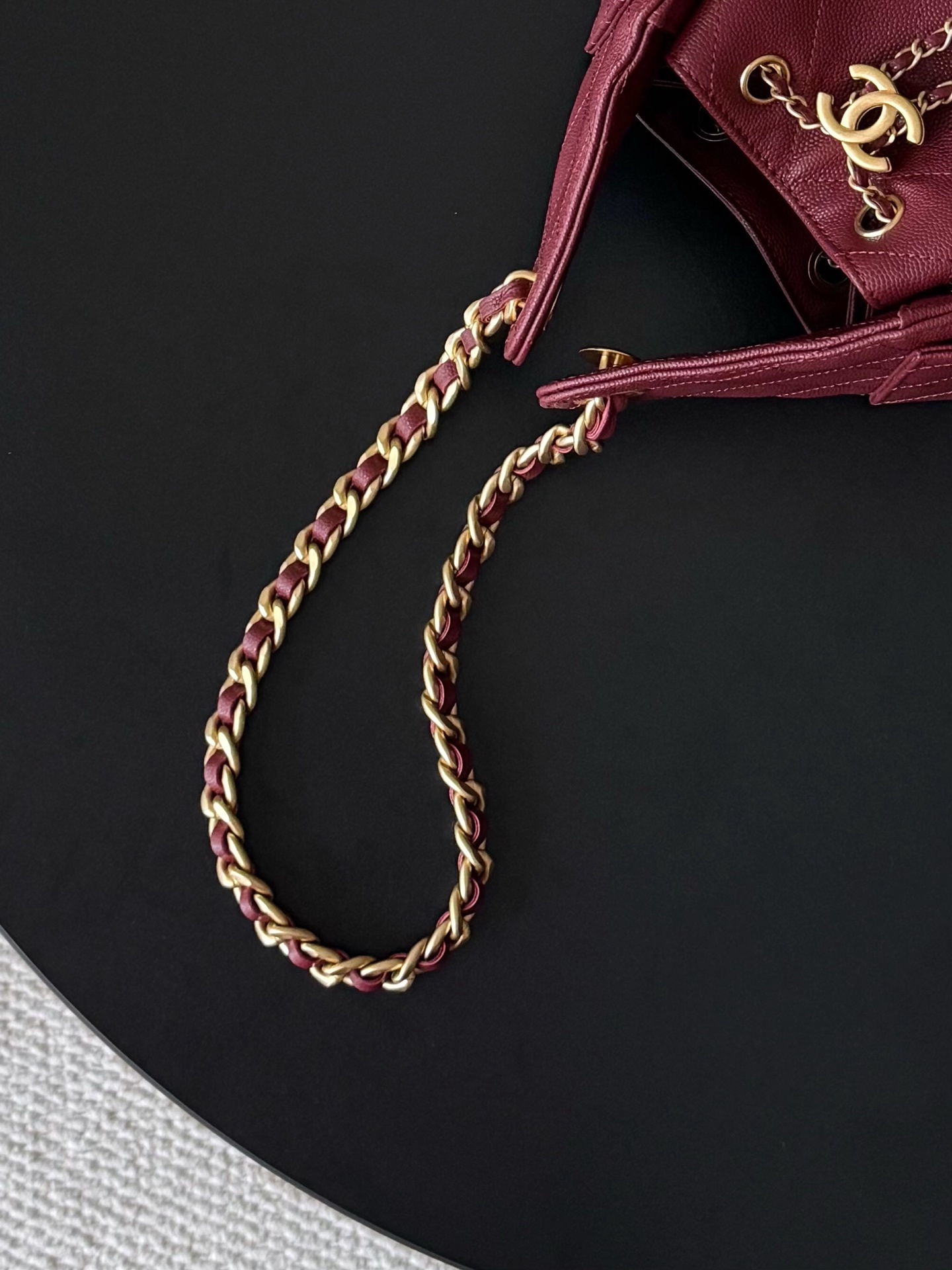 Kleine 25 Tasche Genarbtes Kalbsleder Goldfarbenes Metall Bordeaux – Bild 7