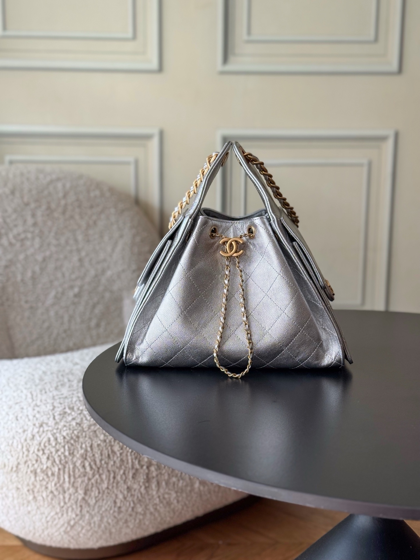 Kleine 25 Tasche Genarbtes Kalbsleder Goldfarbenes Metall Glänzendes Silber – Bild 3