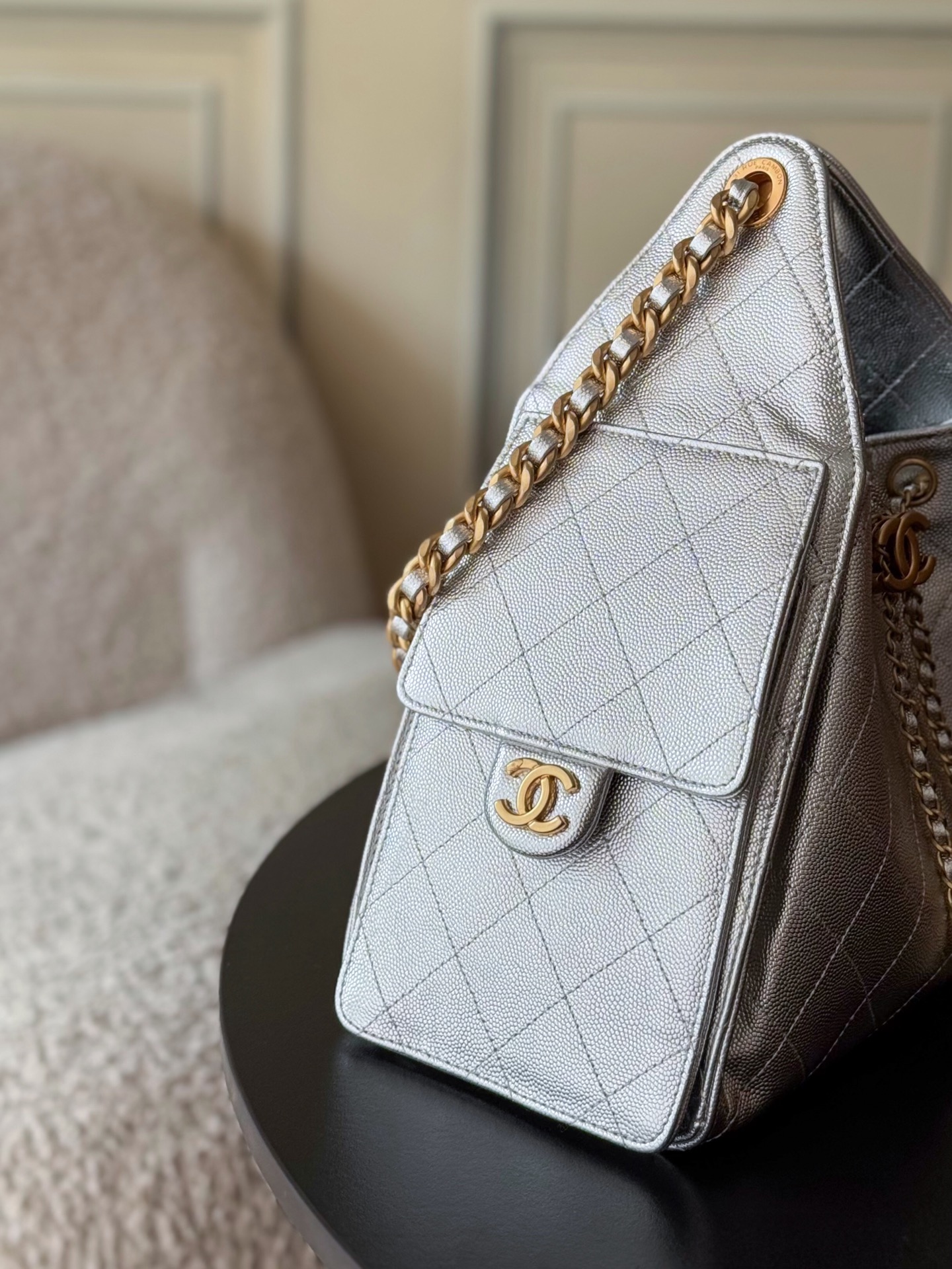 Kleine 25 Tasche Genarbtes Kalbsleder Goldfarbenes Metall Glänzendes Silber – Bild 6