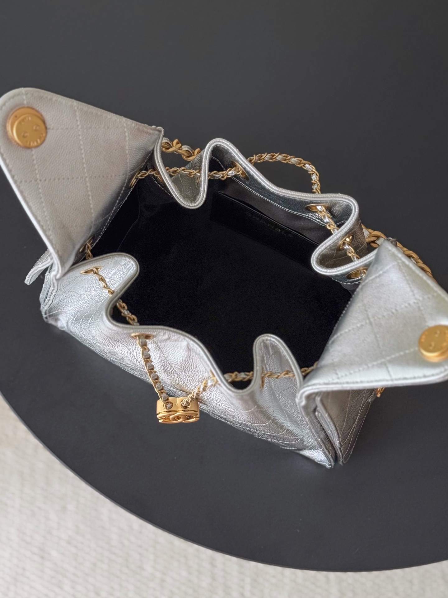 Kleine 25 Tasche Genarbtes Kalbsleder Goldfarbenes Metall Glänzendes Silber – Bild 7