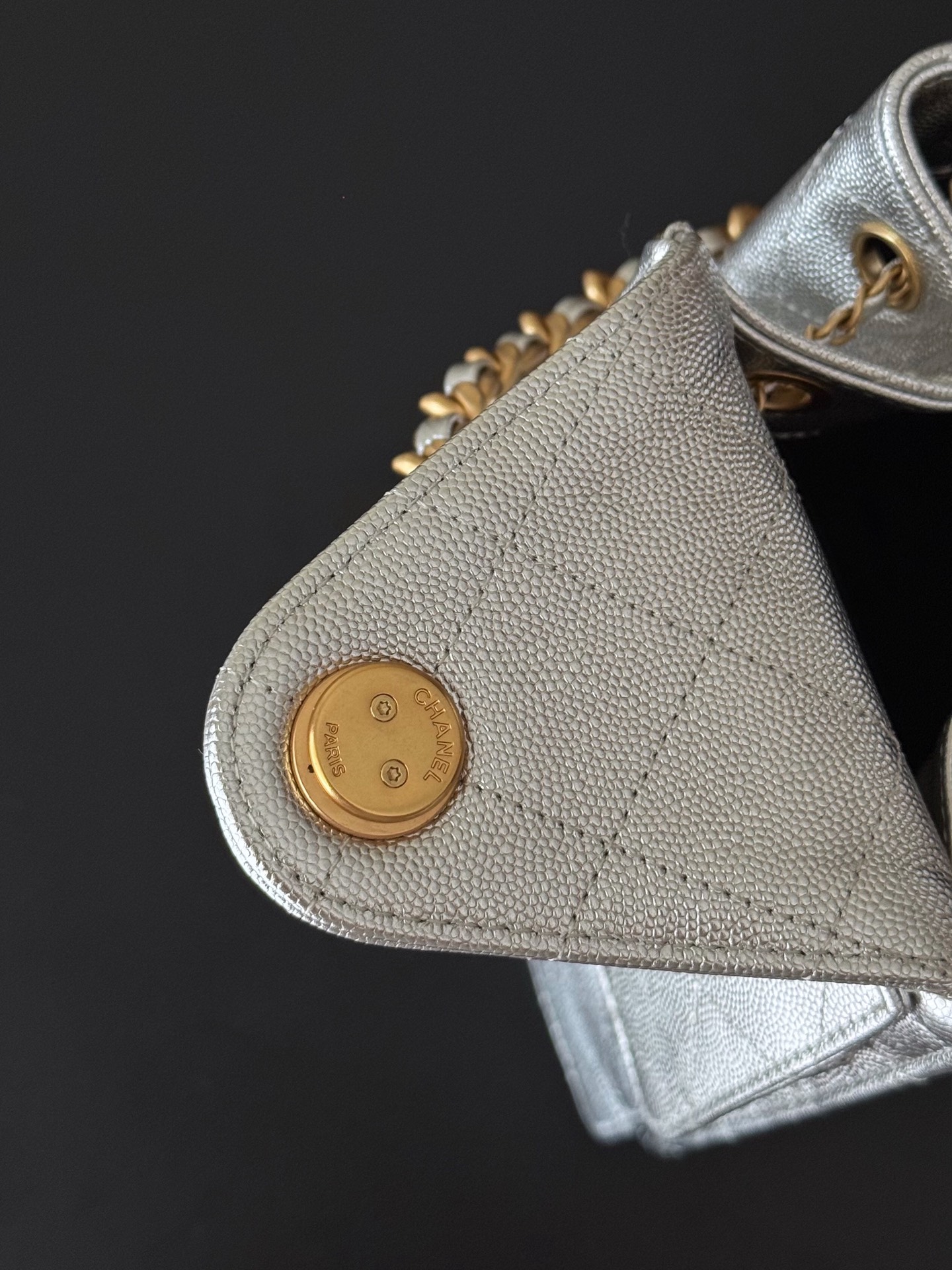 Kleine 25 Tasche Genarbtes Kalbsleder Goldfarbenes Metall Glänzendes Silber – Bild 8