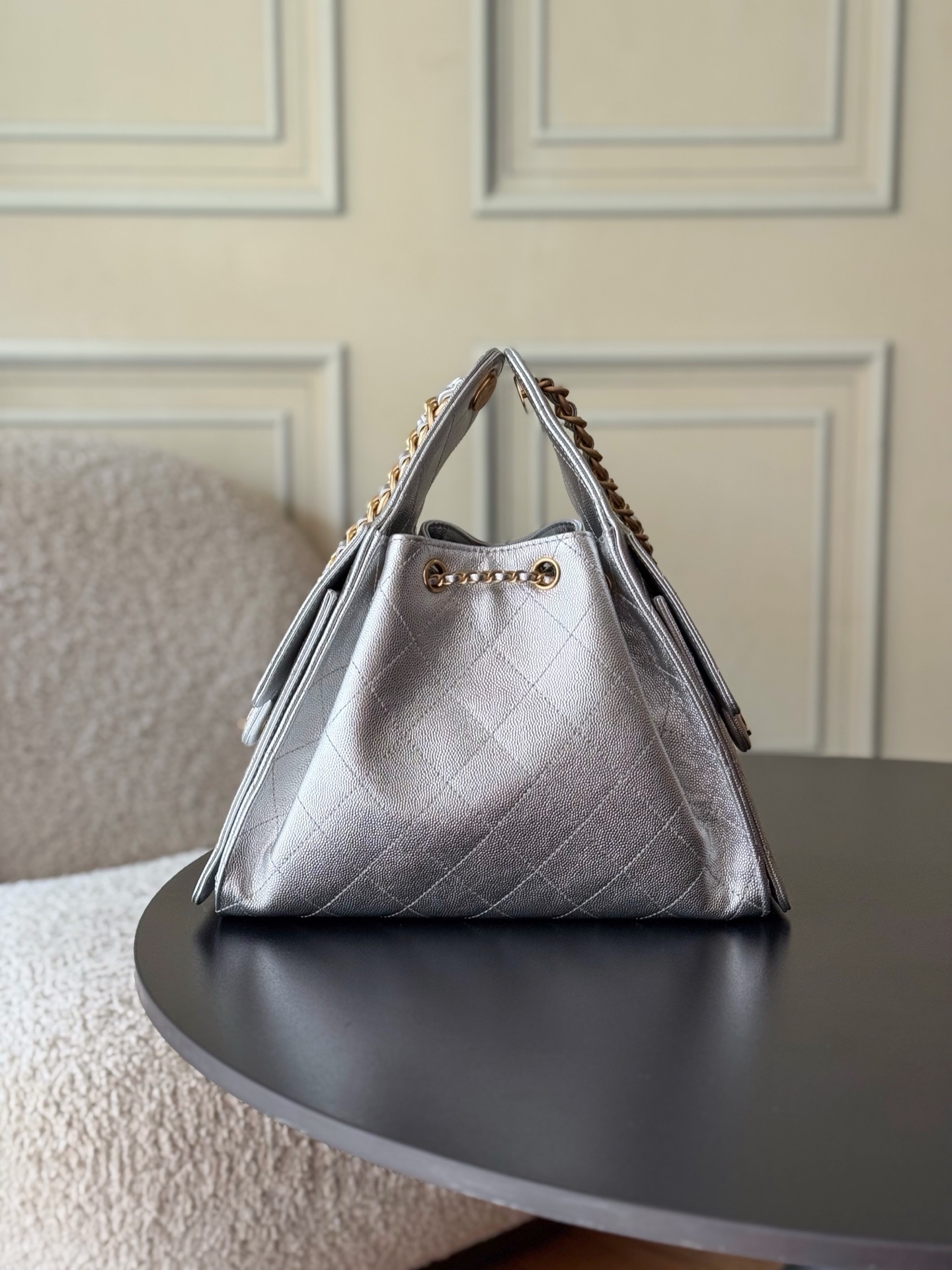 Kleine 25 Tasche Genarbtes Kalbsleder Goldfarbenes Metall Glänzendes Silber – Bild 4
