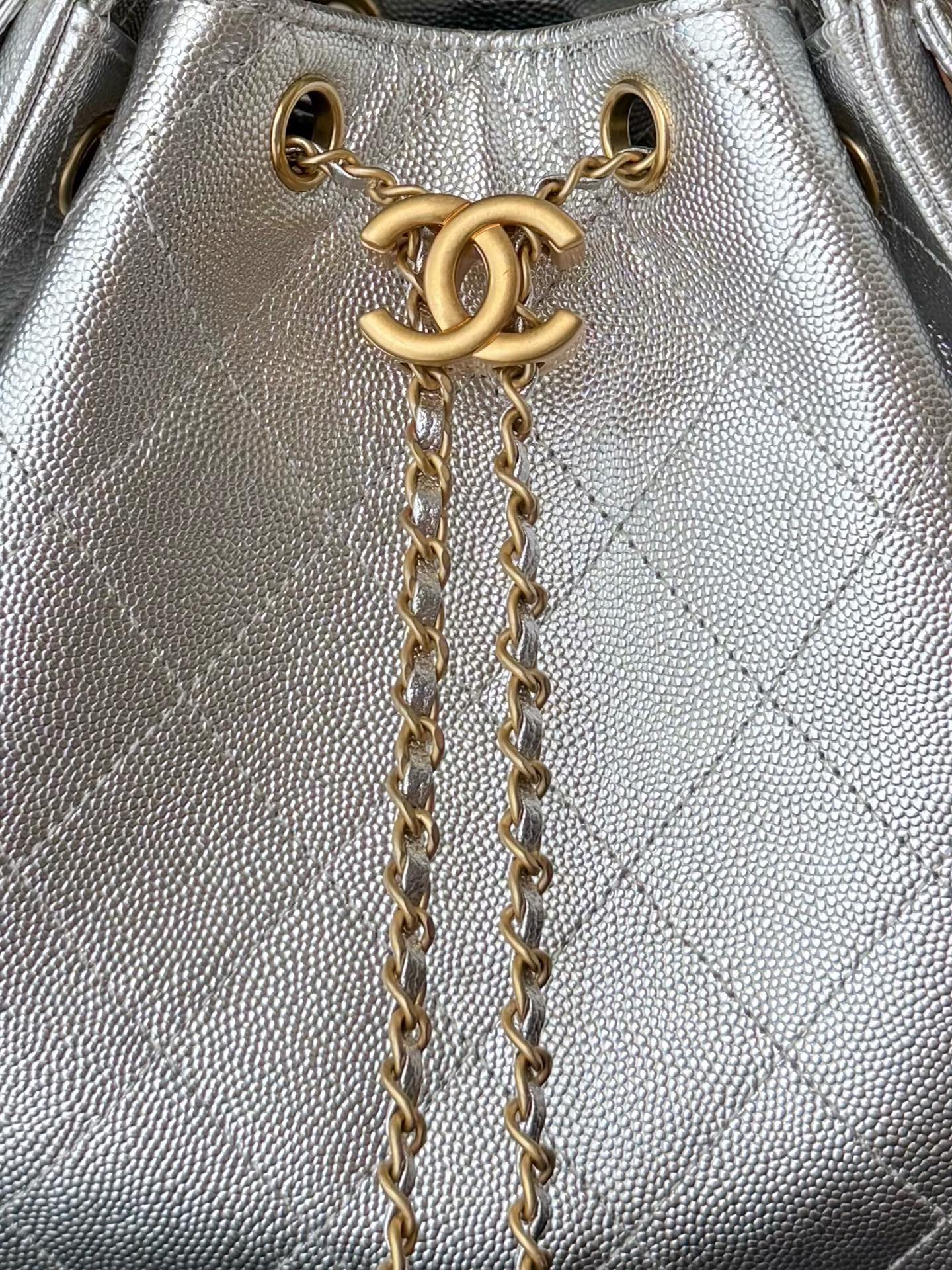 Kleine 25 Tasche Genarbtes Kalbsleder Goldfarbenes Metall Glänzendes Silber – Bild 5