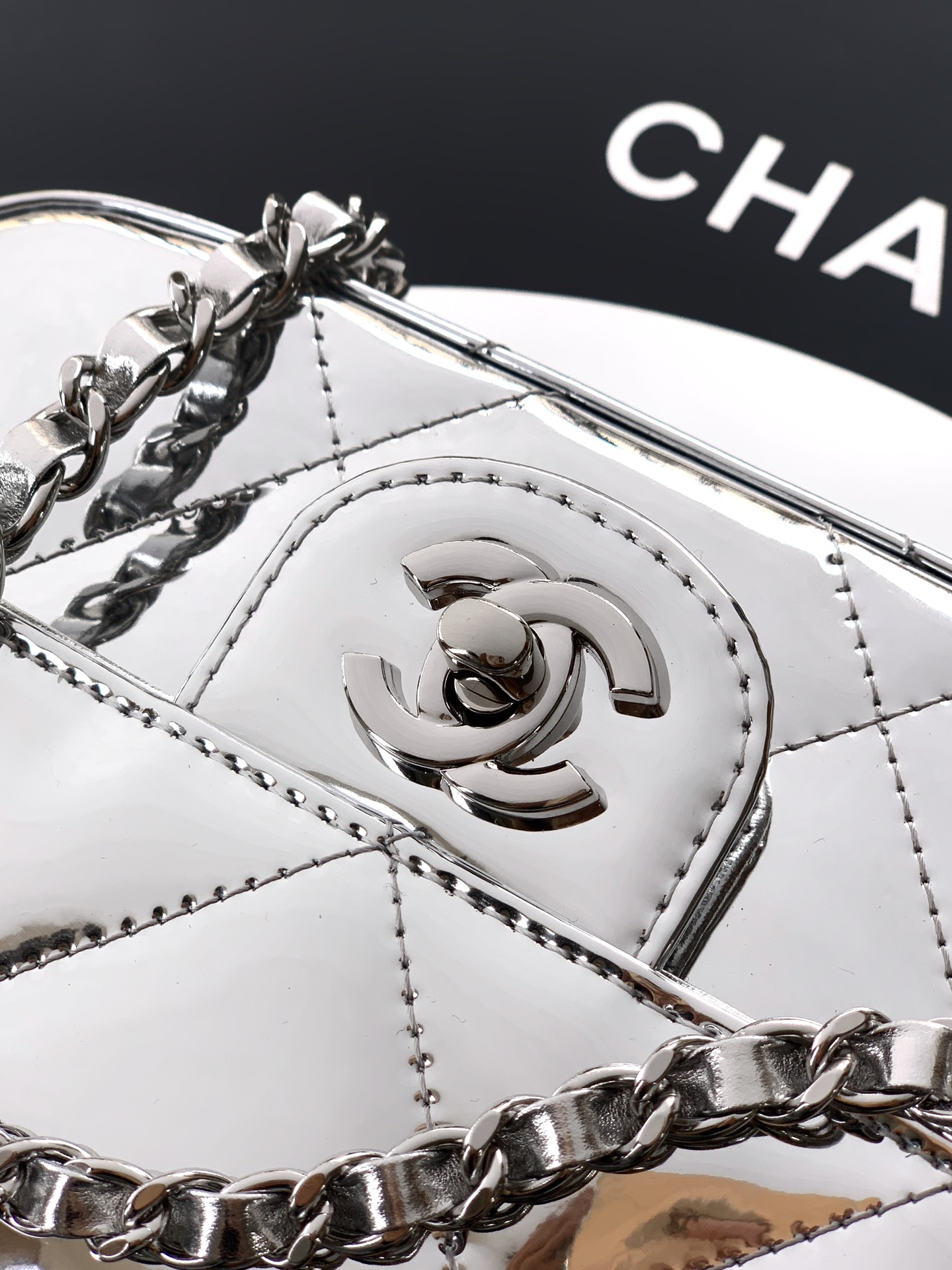 Kleine Clutch Mit Kette Kalbsleder Mit Spiegel-Effekt Silberfarbenes Metall Helles Silberfarben – Bild 5