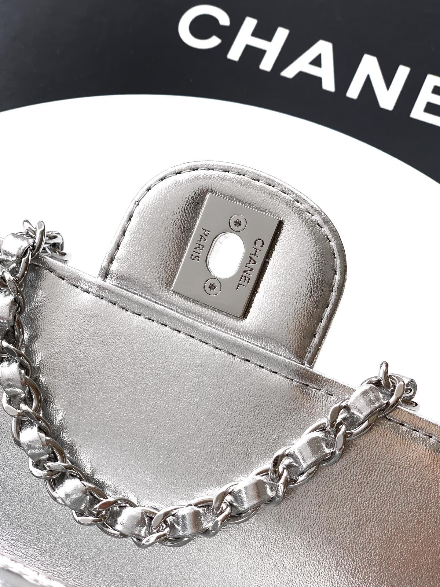 Kleine Clutch Mit Kette Kalbsleder Mit Spiegel-Effekt Silberfarbenes Metall Helles Silberfarben – Bild 11