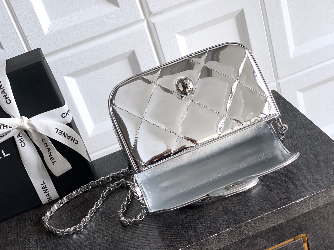 Kleine Clutch Mit Kette Kalbsleder Mit Spiegel-Effekt Silberfarbenes Metall Helles Silberfarben – Bild 6
