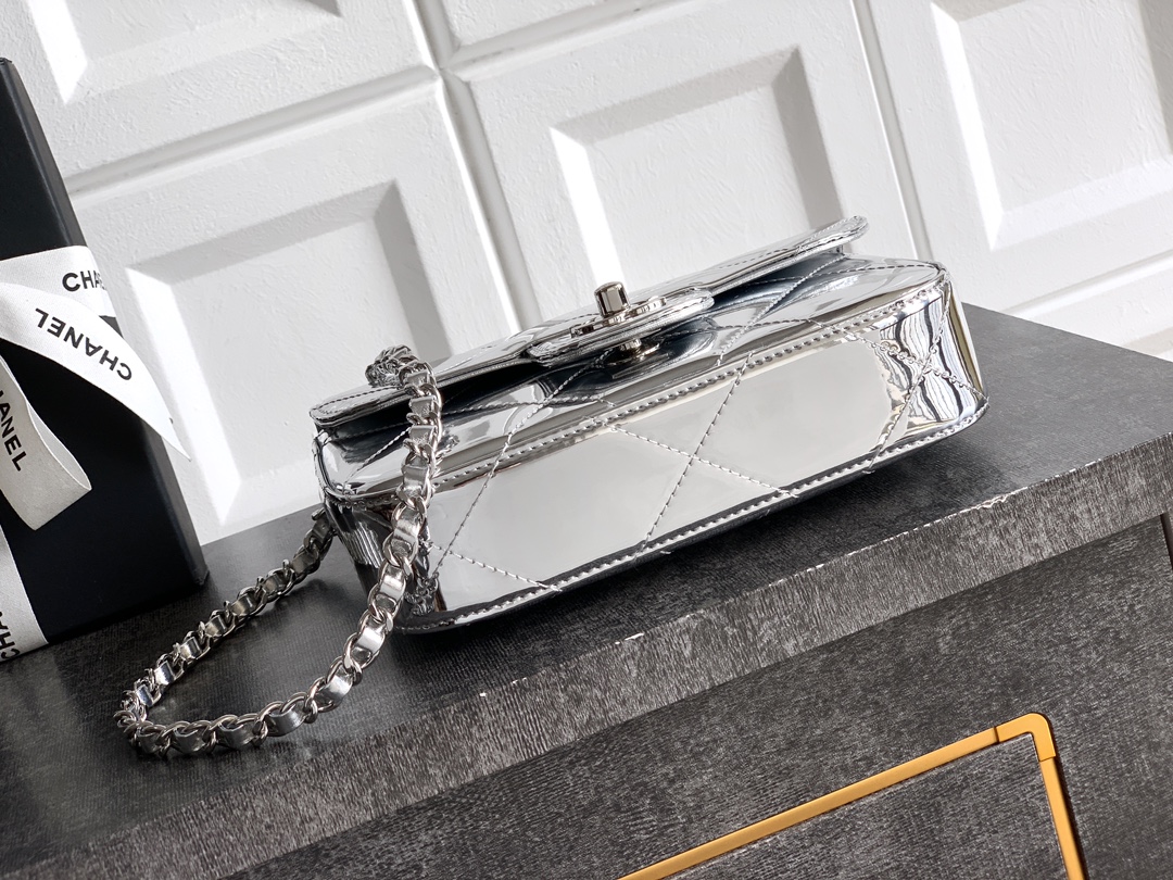 Kleine Clutch Mit Kette Kalbsleder Mit Spiegel-Effekt Silberfarbenes Metall Helles Silberfarben – Bild 8