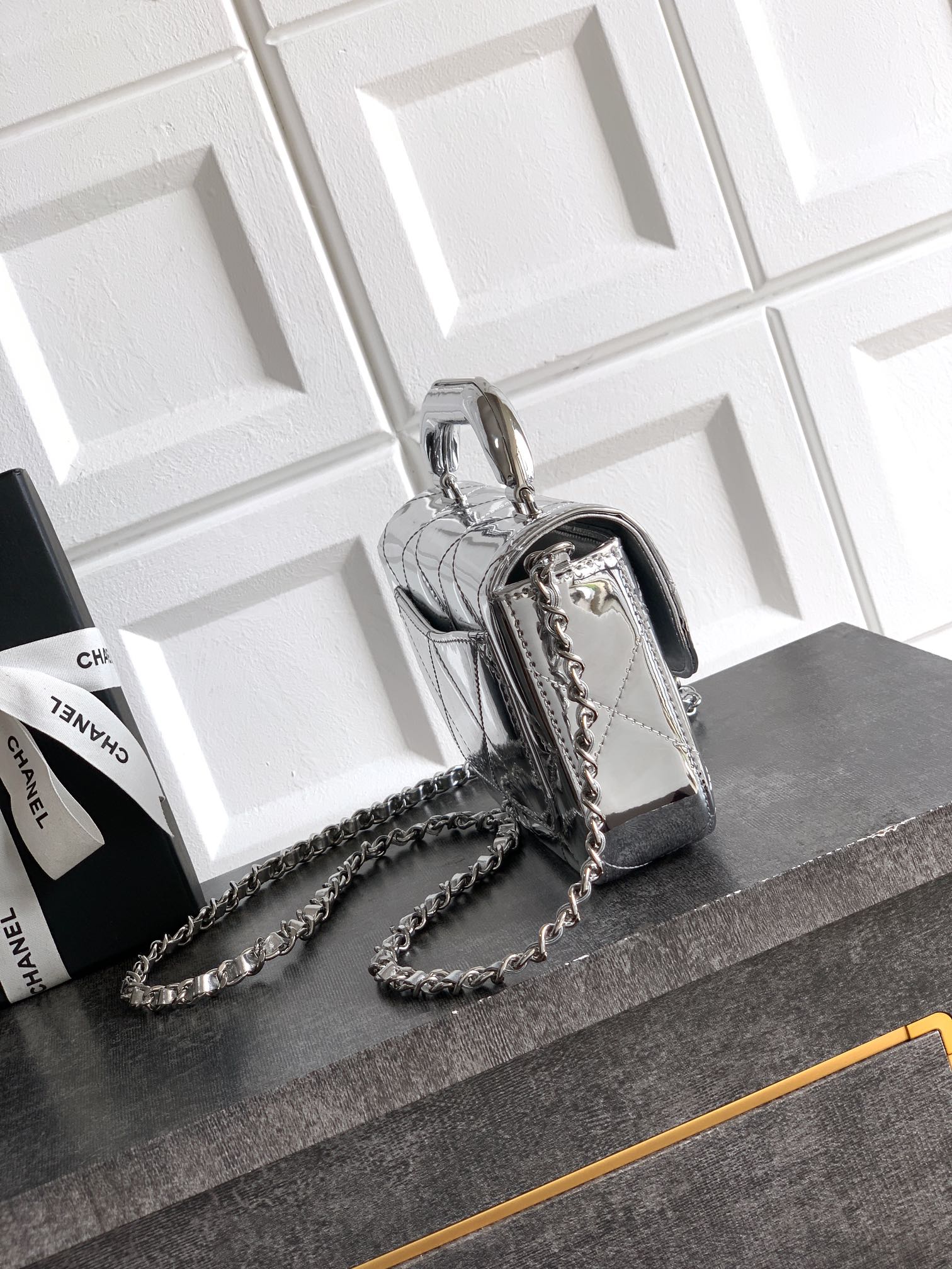 Kleine Clutch Mit Kette Kalbsleder Mit Spiegel-Effekt Silberfarbenes Metall Helles Silberfarben – Bild 10